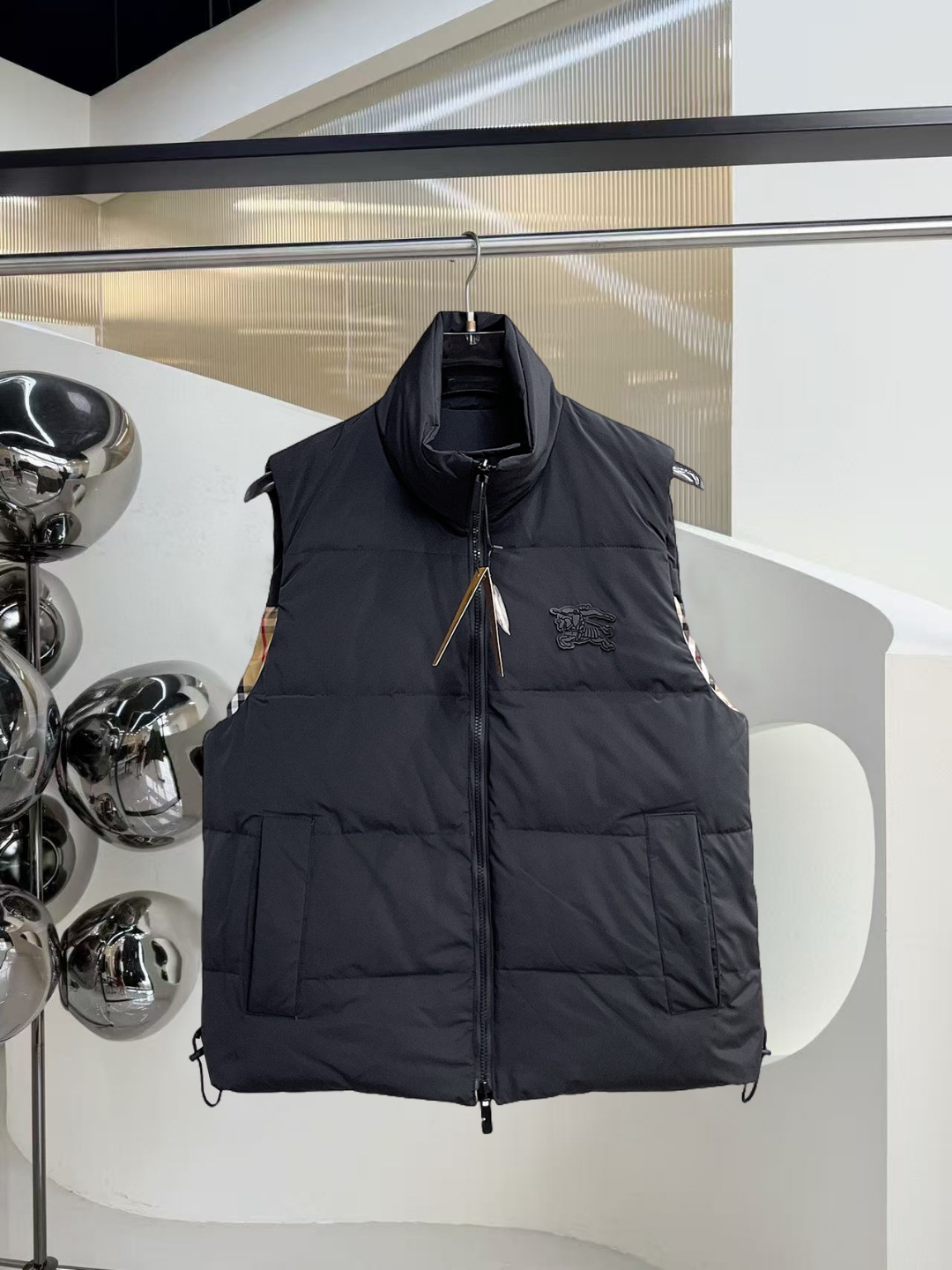 NO:601336,Mengkou exclusively provides the latest fashionable autumn and winter down vests, with classic design and stunning appearance. The quality is impeccable and quality control allows you to buy it directly. It is a high-end product that cannot be faulted! You can feel its powerful aura through the detailed pictures. It has a remarkable effect of gathering heat and keeping warm, so you don’t have to worry about getting a little chilly! With both fashion and functionality, the whole model looks more luxurious! Size M-3XL,,Moncler,down jacket,alexander wang19860909蒙口 独家专供最新时尚秋冬羽绒马甲,经典设计感与颜值爆棚的,品质更是无法挑剔品控可以直接入手,不容过错的高端臻品！通过细节图片便可感受到它强悍的气场,聚温保暖效果显著,完全不用担心会有一点寒意！时尚与功能性兼备,wt整款显得更加的奢华大气！ 尺码M-3XL,,Moncler,down jacket,alexander wang,Men's clothing