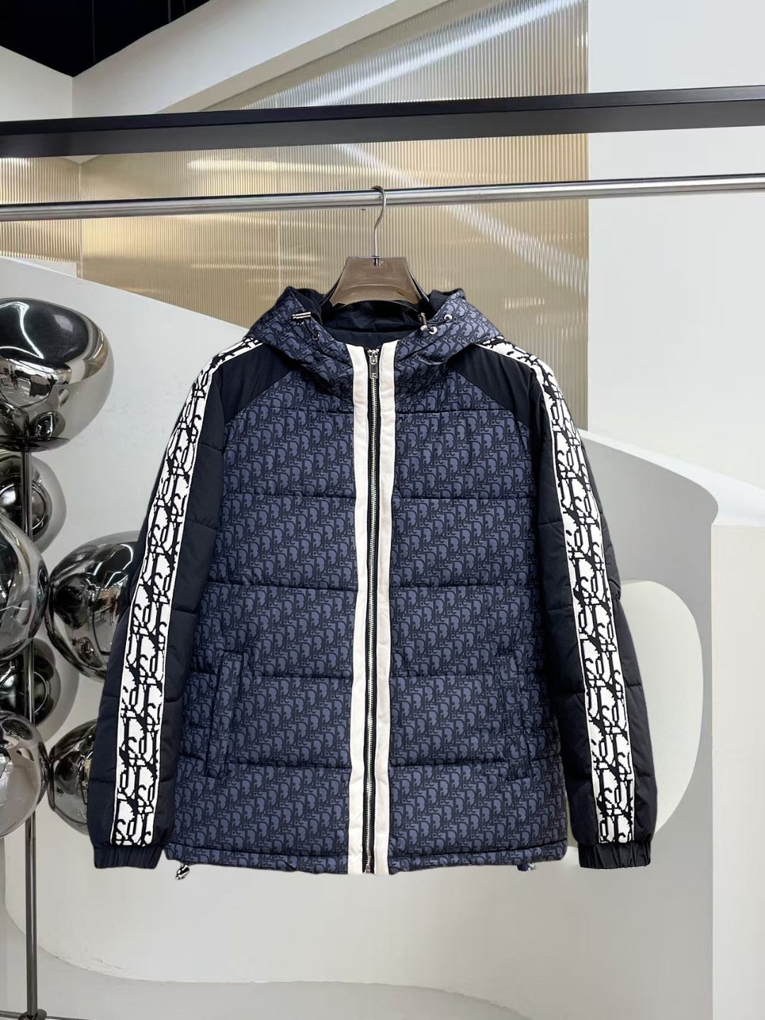 NO:601339,Dior's 2025ss new winter down jacket with complete three standards, the new product on the show is in perfect condition, comfortable and warm, the color is full and attractive, the design is very brilliant, it can easily enhance the fashion sense, the workmanship is extremely sophisticated and rigorous, and the wiring is neat and meticulous!  A masterpiece from a famous designer!  The upper body does not look bloated and is super handsome!  Available sizes M ~ XXXL,,dior,jackets & coats,down jacket,alexander wang19860909迪奥 三标齐全 2025ss冬季新款羽绒棉服外套,秀场新品品相非常完美,舒适保暖,色泽饱满诱人,非常出彩的设计,轻松将时髦感进阶,做工极为考究严谨,走线工整细致！大牌设计师巨作！上身不显臃肿、超级帅气！现货码数M ～ XXXL,,dior,jackets & coats,down jacket,alexander wang,Men's clothing