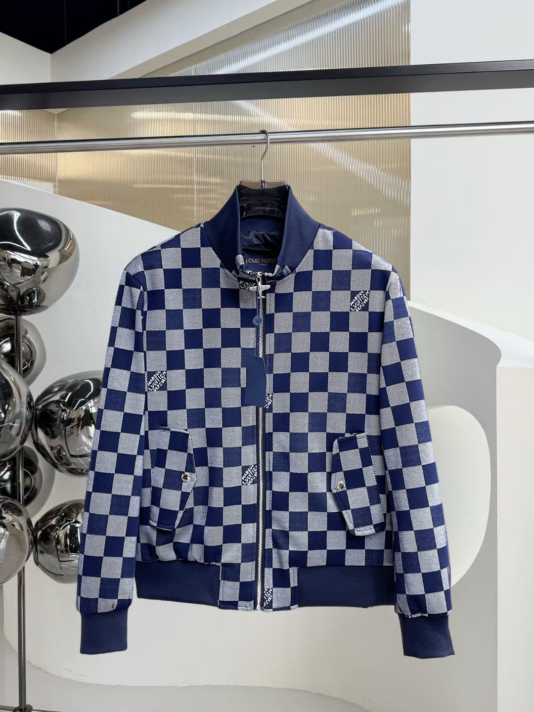 NO:601329,LV 2025 autumn new jacket, the new product on the show is in perfect condition, comfortable and warm, complete with three labels, full and attractive color, very outstanding design, easily upgrades the fashion sense, extremely sophisticated workmanship, neat and meticulous wiring!  A masterpiece from a famous designer!  The upper body does not look bloated and is super handsome!  Available sizes M ~ XXXL,,louis vuitton,jackets & coats,jackets & coats,alexander wang19860909Lv 2025秋季新款夹克外套,秀场新品品相非常完美,舒适保暖,三标齐全色泽饱满诱人,非常出彩的设计,轻松将时髦感进阶,做工极为考究严谨,走线工整细致！大牌设计师巨作！上身不显臃肿、超级帅气！现货码数M ～ XXXL,,louis vuitton,jackets & coats,jackets & coats,alexander wang,Men's clothing