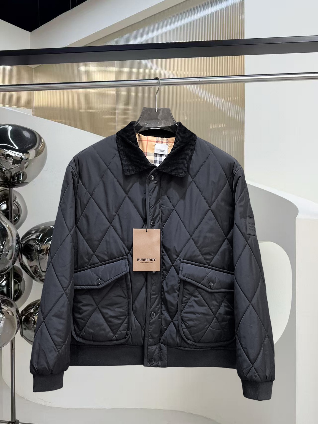 NO:601335,Burberry's new 2025ss winter down jacket with all three standards, the new product on the show is in perfect condition, comfortable and warm, the color is full and attractive, the design is very outstanding, it can easily enhance the fashion sense, the workmanship is extremely sophisticated and rigorous, and the wiring is neat and meticulous!  A masterpiece from a famous designer!  The upper body does not look bloated and is super handsome!  Available sizes M ~ XXXL,,burberry,jackets & coats,down jacket,alexander wang19860909巴宝莉 三标齐全 2025ss冬季新款羽绒棉服外套,秀场新品品相非常完美,舒适保暖,色泽饱满诱人,非常出彩的设计,轻松将时髦感进阶,做工极为考究严谨,走线工整细致！大牌设计师巨作！上身不显臃肿、超级帅气！现货码数M ～ XXXL,,burberry,jackets & coats,down jacket,alexander wang,Men's clothing