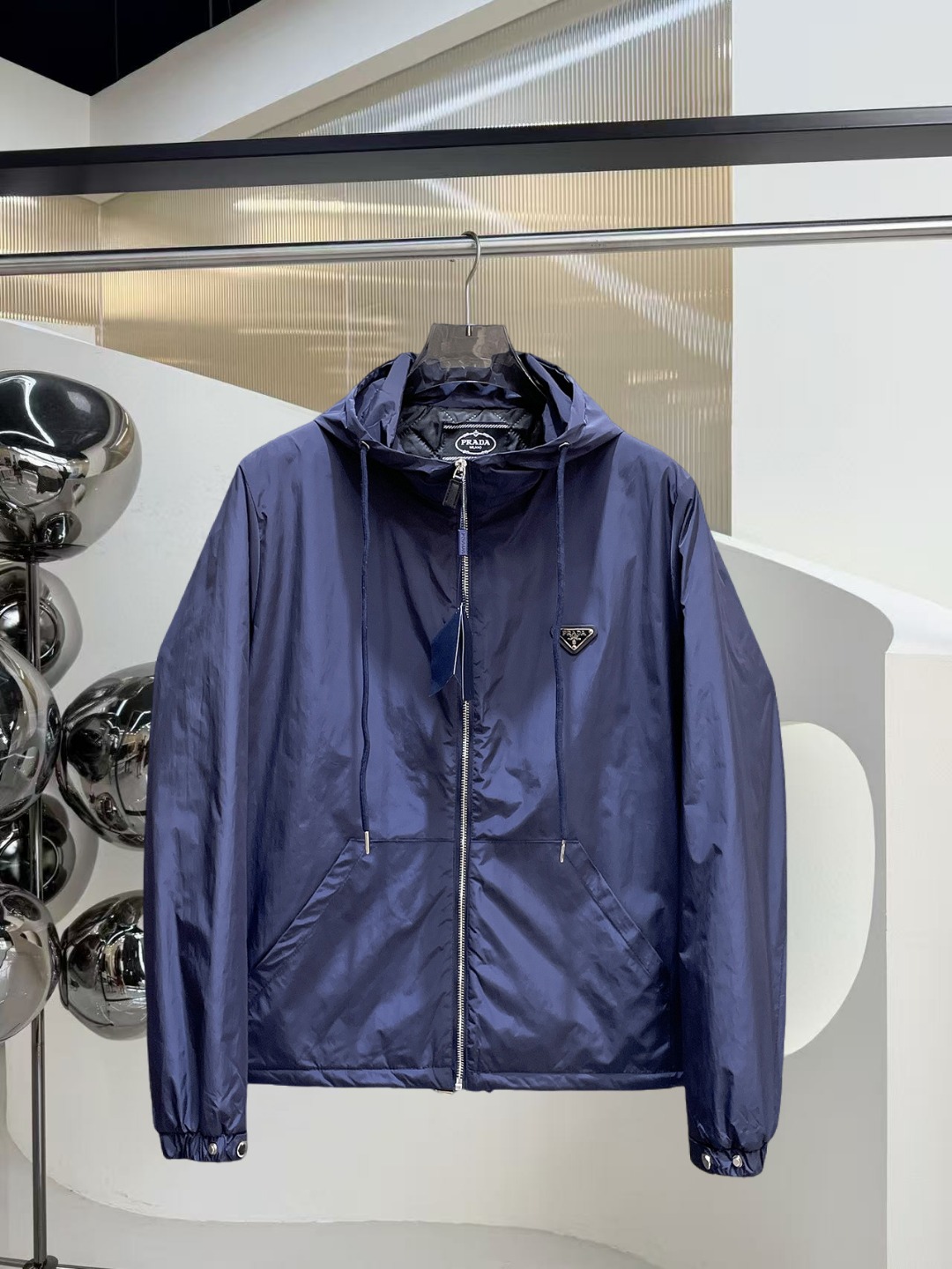 NO:601338,Prada's new 2025ss winter down jacket with all three standards is in perfect condition. It's comfortable and warm, and the color is full and attractive. The design is very outstanding, and it can easily enhance the sense of fashion. The workmanship is extremely sophisticated and rigorous, and the wiring is neat and meticulous!  A masterpiece from a famous designer!  The upper body does not look bloated and is super handsome!  Available sizes M ~ XXXL,,prada,jackets & coats,down jacket,alexander wang19860909普拉达 三标齐全 2025ss冬季新款羽绒棉服外套,秀场新品品相非常完美,舒适保暖,色泽饱满诱人,非常出彩的设计,轻松将时髦感进阶,做工极为考究严谨,走线工整细致！大牌设计师巨作！上身不显臃肿、超级帅气！现货码数M ～ XXXL,,prada,jackets & coats,down jacket,alexander wang,Men's clothing