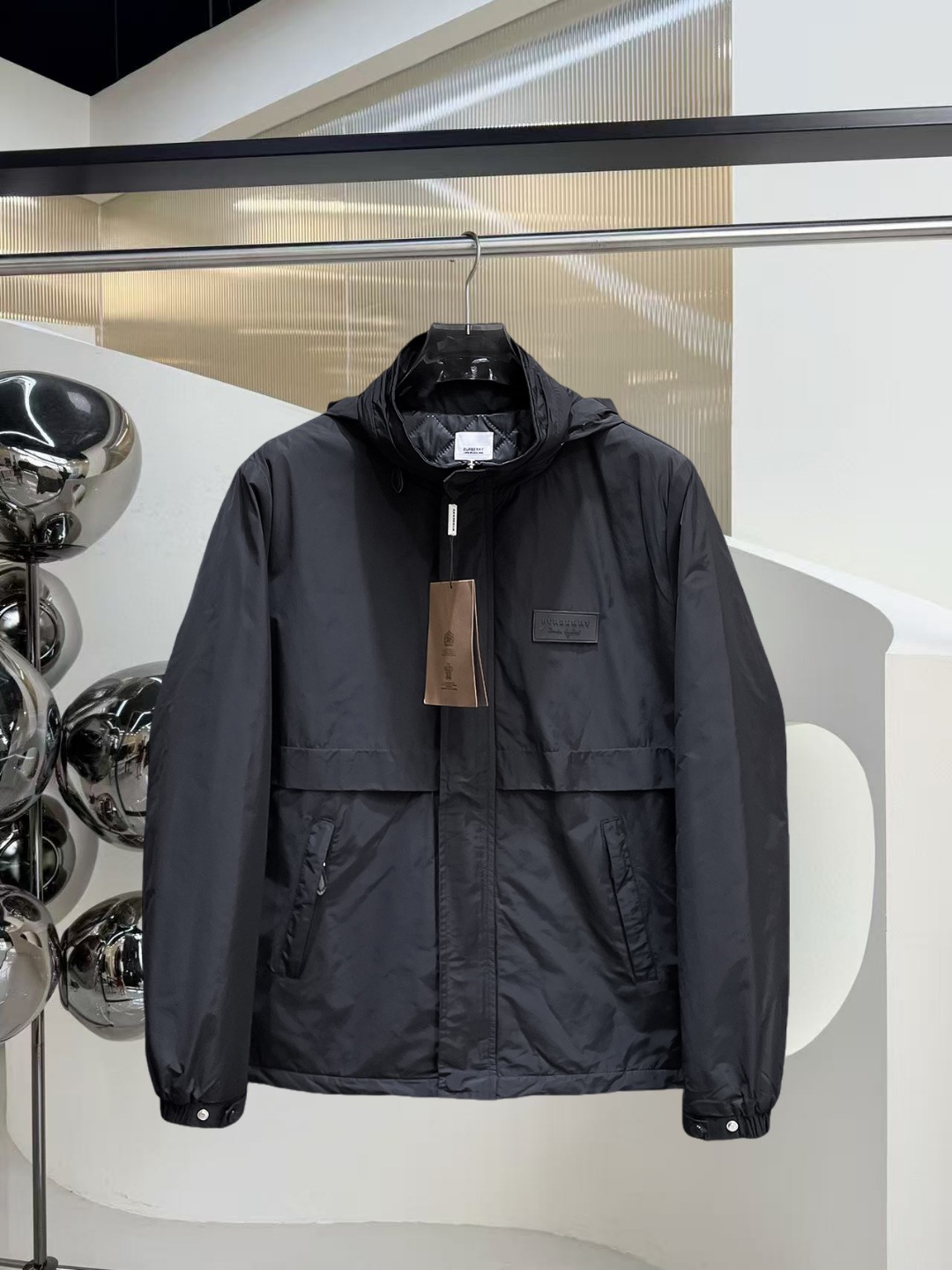 NO:601344,Burberry's new 2025ss winter down jacket with all three standards, the new product on the show is in perfect condition, comfortable and warm, the color is full and attractive, the design is very outstanding, it can easily enhance the fashion sense, the workmanship is extremely sophisticated and rigorous, and the wiring is neat and meticulous!  A masterpiece from a famous designer!  The upper body does not look bloated and is super handsome!  Available sizes M ~ XXXL,,burberry,jackets & coats,down jacket,alexander wang19860909巴宝莉 三标齐全 2025ss冬季新款羽绒棉服外套,秀场新品品相非常完美,舒适保暖,色泽饱满诱人,非常出彩的设计,轻松将时髦感进阶,做工极为考究严谨,走线工整细致！大牌设计师巨作！上身不显臃肿、超级帅气！现货码数M ～ XXXL,,burberry,jackets & coats,down jacket,alexander wang,Men's clothing