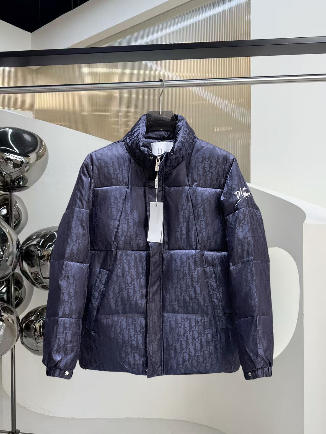 NO:601332,Dior's 2025ss new winter down jacket with complete three standards, the new product on the show is in perfect condition, comfortable and warm, the color is full and attractive, the design is very brilliant, it can easily enhance the fashion sense, the workmanship is extremely sophisticated and rigorous, and the wiring is neat and meticulous!  A masterpiece from a famous designer!  The upper body does not look bloated and is super handsome!  Available sizes M ~ XXXL,,dior,jackets & coats,down jacket,alexander wang19860909迪奥 三标齐全 2025ss冬季新款羽绒棉服外套,秀场新品品相非常完美,舒适保暖,色泽饱满诱人,非常出彩的设计,轻松将时髦感进阶,做工极为考究严谨,走线工整细致！大牌设计师巨作！上身不显臃肿、超级帅气！现货码数M ～ XXXL,,dior,jackets & coats,down jacket,alexander wang,Men's clothing