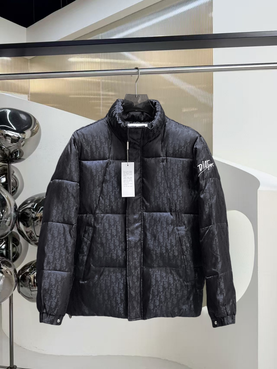 NO:601341,Dior's 2025ss new winter down jacket with all three standards is complete. The new product on the show is in perfect condition. It is comfortable and warm, and the color is full and attractive. The design is very outstanding, and it can easily enhance the sense of fashion. The workmanship is extremely sophisticated and rigorous, and the wiring is neat and meticulous!  A masterpiece from a famous designer!  The upper body does not look bloated and is super handsome!  Available sizes M ~ XXXL,,dior,jackets & coats,down jacket,alexander wang19860909迪奥三标齐全 2025ss冬季新款羽绒棉服外套,秀场新品品相非常完美,舒适保暖,色泽饱满诱人,非常出彩的设计,轻松将时髦感进阶,做工极为考究严谨,走线工整细致！大牌设计师巨作！上身不显臃肿、超级帅气！现货码数M ～ XXXL,,dior,jackets & coats,down jacket,alexander wang,Men's clothing