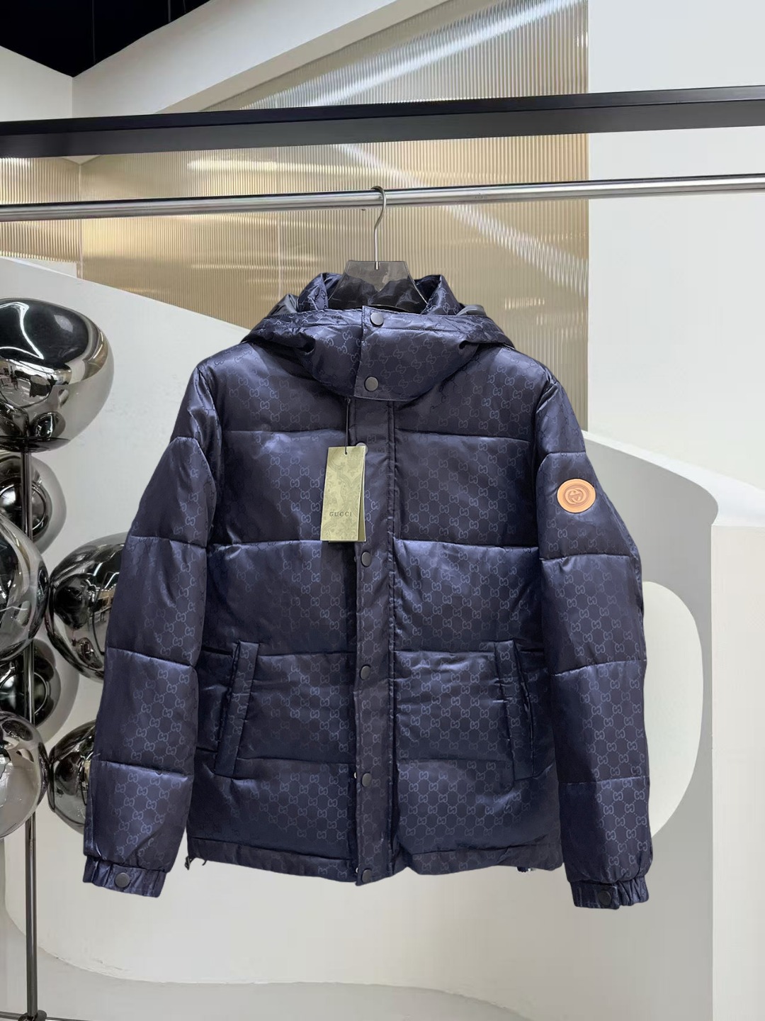 NO:601347,Gucci's new 2025ss winter down jacket with all three standards, the new product on the show is in perfect condition, comfortable and warm, the color is full and attractive, the design is very outstanding, it can easily enhance the sense of fashion, the workmanship is extremely sophisticated and rigorous, and the wiring is neat and meticulous!  A masterpiece from a famous designer!  The upper body does not look bloated and is super handsome!  Available sizes M ~ XXXL,,jackets & coats,down jacket,alexander wang19860909古奇 三标齐全 2025ss冬季新款羽绒棉服外套,秀场新品品相非常完美,舒适保暖,色泽饱满诱人,非常出彩的设计,轻松将时髦感进阶,做工极为考究严谨,走线工整细致！大牌设计师巨作！上身不显臃肿、超级帅气！现货码数M ～ XXXL,,jackets & coats,down jacket,alexander wang,Men's clothing
