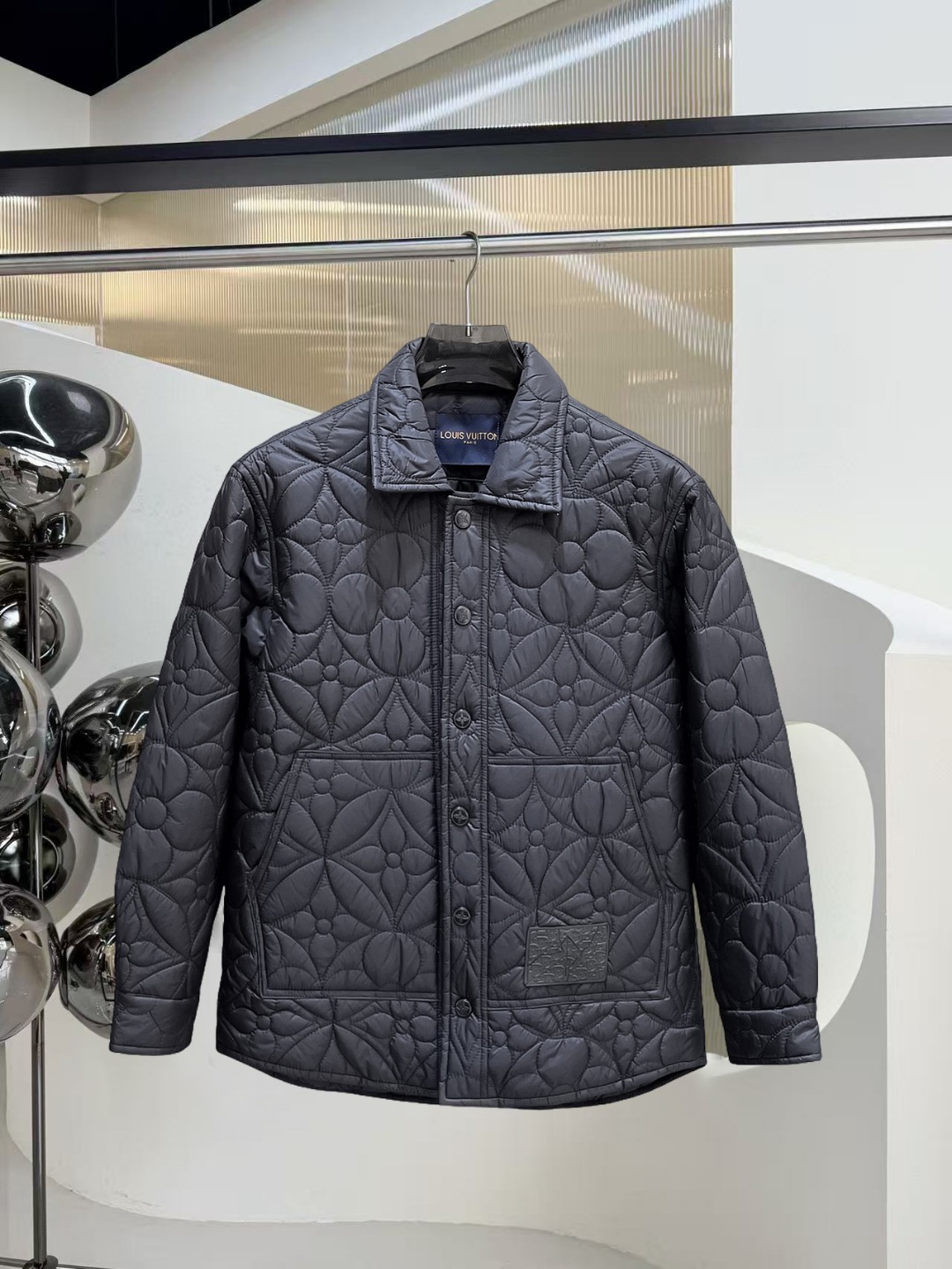 NO:601327,LV three-standard complete 2025ss winter new down jacket, the new product on the show is in perfect condition, comfortable and warm, the color is full and attractive, the design is very outstanding, it can easily enhance the fashion sense, the workmanship is extremely sophisticated and rigorous, and the wiring is neat and meticulous!  A masterpiece from a famous designer!  The upper body does not look bloated and is super handsome!  Available sizes M ~ XXXL,,louis vuitton,jackets & coats,down jacket,alexander wang19860909Lv 三标齐全 2025ss冬季新款羽绒棉服外套,秀场新品品相非常完美,舒适保暖,色泽饱满诱人,非常出彩的设计,轻松将时髦感进阶,做工极为考究严谨,走线工整细致！大牌设计师巨作！上身不显臃肿、超级帅气！现货码数M ～ XXXL,,louis vuitton,jackets & coats,down jacket,alexander wang,Men's clothing