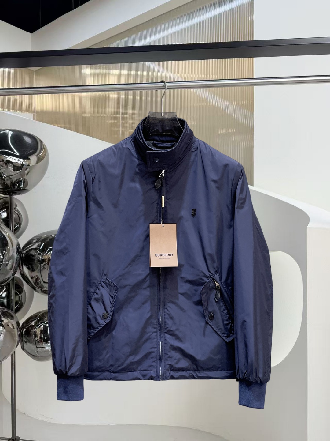 NO:601330,Burberry's new 2025ss winter down jacket with all three standards, the new product on the show is in perfect condition, comfortable and warm, the color is full and attractive, the design is very outstanding, it can easily enhance the fashion sense, the workmanship is extremely sophisticated and rigorous, and the wiring is neat and meticulous!  A masterpiece from a famous designer!  The upper body does not look bloated and is super handsome!  Available sizes M ~ XXXL,,burberry,jackets & coats,down jacket,alexander wang19860909巴宝莉 三标齐全 2025ss冬季新款羽绒棉服外套,秀场新品品相非常完美,舒适保暖,色泽饱满诱人,非常出彩的设计,轻松将时髦感进阶,做工极为考究严谨,走线工整细致！大牌设计师巨作！上身不显臃肿、超级帅气！现货码数M ～ XXXL,,burberry,jackets & coats,down jacket,alexander wang,Men's clothing