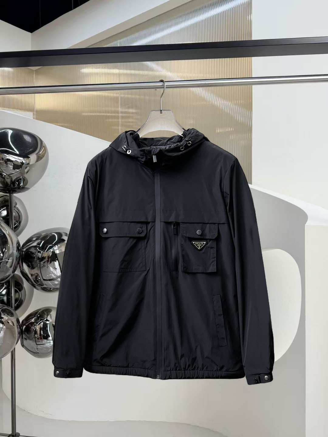 NO:601333,Prada's new 2025ss winter down jacket with all three standards is in perfect condition. It's comfortable and warm, and the color is full and attractive. The design is very outstanding, and it can easily enhance the sense of fashion. The workmanship is extremely sophisticated and rigorous, and the wiring is neat and meticulous!  A masterpiece from a famous designer!  The upper body does not look bloated and is super handsome!  Available sizes M ~ XXXL,,prada,jackets & coats,down jacket,alexander wang19860909普拉达 三标齐全 2025ss冬季新款羽绒棉服外套,秀场新品品相非常完美,舒适保暖,色泽饱满诱人,非常出彩的设计,轻松将时髦感进阶,做工极为考究严谨,走线工整细致！大牌设计师巨作！上身不显臃肿、超级帅气！现货码数M ～ XXXL,,prada,jackets & coats,down jacket,alexander wang,Men's clothing