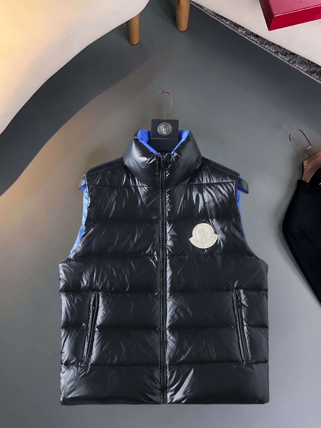 NO:623154,Mengkou 2025 autumn and winter counter new casual and fashionable down vest. Super avant-garde design style. Delicate and comfortable. Very light and not easy to wrinkle. Multiple craftsmanship. The overall design is quite visual. The upper body is casual and stylish, with a certain degree of stiffness. It is definitely recommended for the temperament at the forefront of fashion. It is a must-have for urban leisure. Size M-XXXL (175 140 catties wears L and the maximum wear is 200 catties), Moncler, down jacket, alexander  wang19860909蒙口 2025秋冬专柜新款休闲时尚羽绒马甲 超前卫设计风格 细腻舒适 穿着非常轻便不易起皱.多重重工艺 整体的设计颇具视觉感,上身休闲有型,有一定的挺括度,绝对走在时尚最尖端的气质感推荐,都市休闲必备.尺码 M-XXXL(175 140斤穿L 最大穿200斤),,Moncler,down jacket,alexander wang,Men's clothing