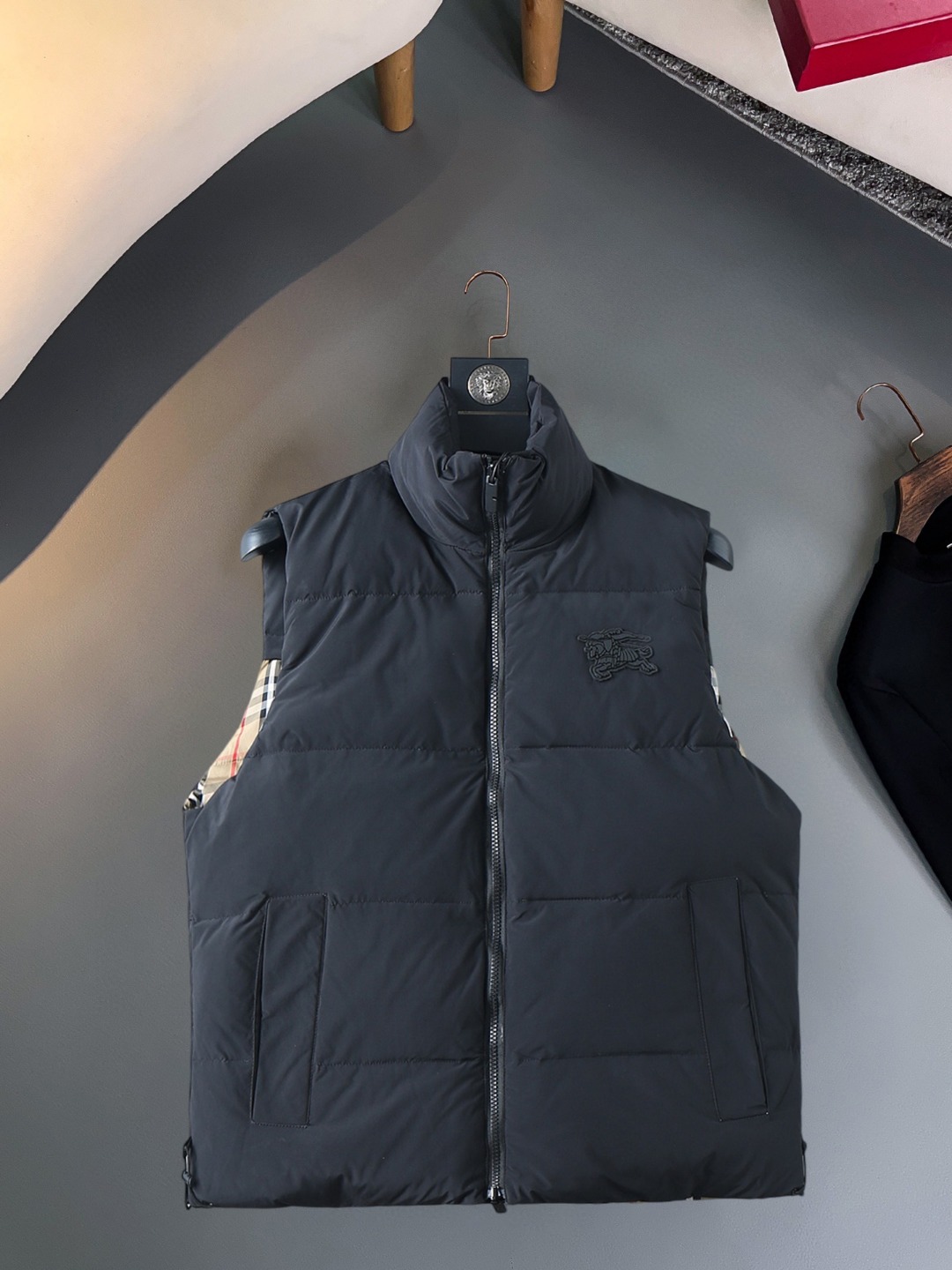 NO:623160,Burberry's 2025 autumn and winter counter new casual fashionable down vest. Super avant-garde design style. Delicate and comfortable. Very light and not easy to wrinkle. Multiple craftsmanship. The overall design is quite visual. The upper body is casual and stylish, with a certain degree of stiffness. It is definitely recommended for the temperament that is at the forefront of fashion. It is a must-have for urban leisure. Size M-XXXL (175, 140 pounds, L, maximum wear 200 pounds),, burberry, down  jacket,alexander wang19860909巴宝莉 2025秋冬专柜新款休闲时尚羽绒马甲 超前卫设计风格 细腻舒适 穿着非常轻便不易起皱.多重重工艺 整体的设计颇具视觉感,上身休闲有型,有一定的挺括度,绝对走在时尚最尖端的气质感推荐,都市休闲必备.尺码 M-XXXL(175 140斤穿L 最大穿200斤),,burberry,down jacket,alexander wang,Men's clothing