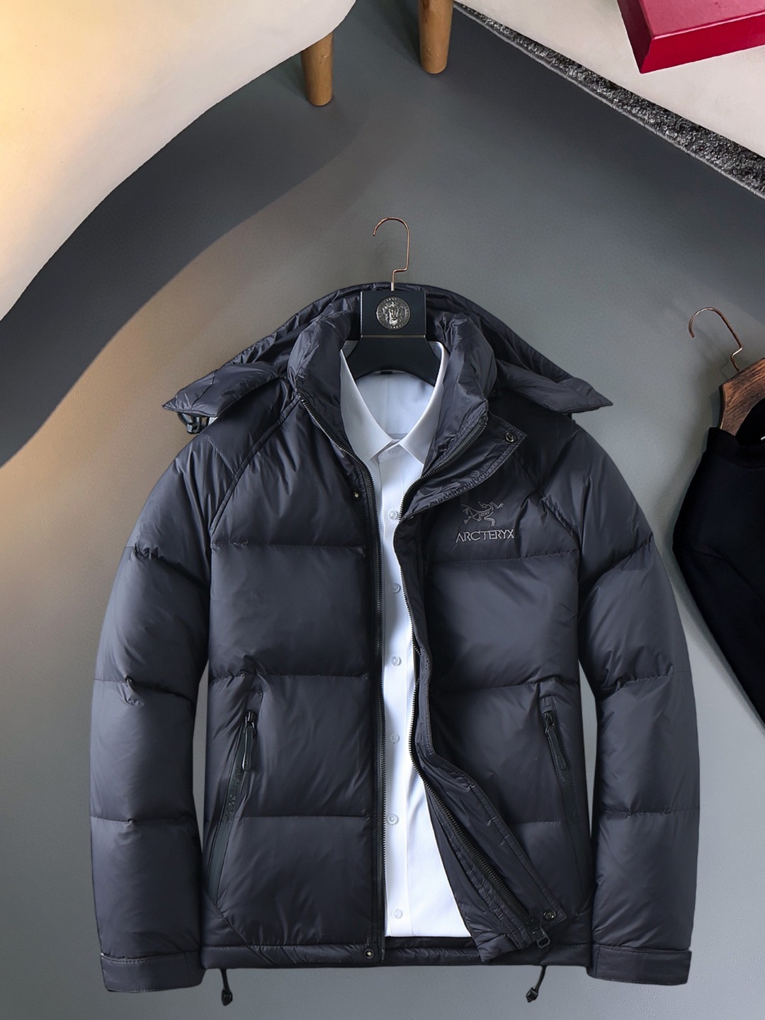 NO:623171,Arc'teryx's new 2025 autumn and winter down jacket. This is known as the most expensive down jacket in the world, all 90 down. With a classic logo combination, it is full of visual impact at first sight. It has better thermal insulation performance, is light and not heavy, and has good loft recovery after compression, and it can gather heat and lock in temperature!  Personalized color matching design, fresh and energetic!  There are too many versions circulating in the market. In addition to the different fabrics and workmanship, the biggest difference is that the filling is not goose down at all but feather silk or velvet, etc., and it is not easy to distinguish for those who don’t understand. In addition, the fabrics and workmanship are definitely not of the same level. In short, look for us and you will never go astray. All the exclusive full colors are purchased from genuine development. If you understand the quality of our down jackets, you can safely recommend it with your eyes closed. The three standards are complete!  Uniform series for men and women!  Size M-3XL. Can be worn up to 200 pounds, arc'teryx, down jacket, alexander wang19860909始祖鸟 2025秋冬新款羽绒服.这款号称羽绒服届最贵的,全部90绒的.带着经典的Logo组合搭配,第一眼看到就是满满的视觉冲击,保暖性能更出色,轻便不厚重,且压缩后的蓬松度恢复性好,聚热锁温！个性的拼色设计,清新有活力！市面流通的版本实在太多了,除了面料做工不同外,最大的区别就是填充物根本不是鹅绒而是羽丝或手感绒等等,而不懂的根本不容易区分.另外面料和做工也绝对不是一个级别,总之认准我们,让你绝对不跑偏,独家全色全部购入正版开发,懂我们家羽绒服质量的,完全可以放心闭眼推.三标齐全！男女同款系列！码数M-3XL.最大穿到200斤,arc'teryx,down jacket,alexander wang,Men's clothing