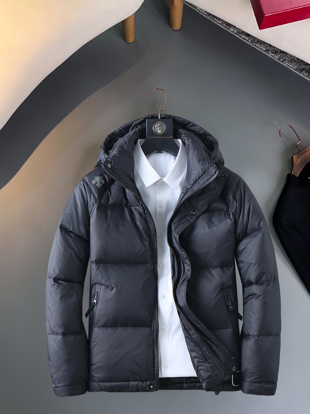 NO:623173,Descente's new 2025 autumn and winter down jacket. This is known as the most expensive down jacket in the world, all 90 down. With a classic logo combination, it is full of visual impact at first sight. It has better thermal insulation performance, is light and not heavy, and has good loft recovery after compression, and it can gather heat and lock in temperature!  Personalized color matching design, fresh and energetic!  There are too many versions circulating in the market. In addition to the different fabrics and workmanship, the biggest difference is that the filling is not goose down at all but feather silk or velvet, etc., and it is not easy to distinguish for those who don’t understand. In addition, the fabrics and workmanship are definitely not of the same level. In short, look for us and you will never go astray. All the exclusive full colors are purchased from genuine development. If you understand the quality of our down jackets, you can safely recommend it with your eyes closed. The three standards are complete!  Uniform series for men and women!  Size M-3XL. Can be worn up to 200 pounds,,down jacket,alexander wang19860909迪桑特 2025秋冬新款羽绒服.这款号称羽绒服届最贵的,全部90绒的.带着经典的Logo组合搭配,第一眼看到就是满满的视觉冲击,保暖性能更出色,轻便不厚重,且压缩后的蓬松度恢复性好,聚热锁温！个性的拼色设计,清新有活力！市面流通的版本实在太多了,除了面料做工不同外,最大的区别就是填充物根本不是鹅绒而是羽丝或手感绒等等,而不懂的根本不容易区分.另外面料和做工也绝对不是一个级别,总之认准我们,让你绝对不跑偏,独家全色全部购入正版开发,懂我们家羽绒服质量的,完全可以放心闭眼推.三标齐全！男女同款系列！码数M-3XL.最大穿到200斤,,down jacket,alexander wang,Men's clothing