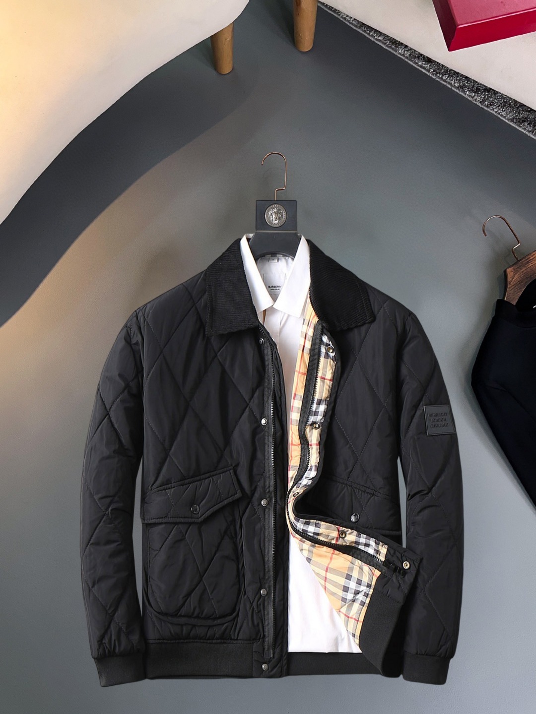 NO:623165,Burberry's new 2025ss winter down jacket with all three standards, the new product on the show is in perfect condition, comfortable and warm, the color is full and attractive, the design is very outstanding, it can easily enhance the fashion sense, the workmanship is extremely sophisticated and rigorous, and the wiring is neat and meticulous!  A masterpiece from a famous designer!  The upper body does not look bloated and is super handsome!  Available sizes M ~ XXXL,,burberry,jackets & coats,down jacket,alexander wang19860909巴宝莉 三标齐全 2025ss冬季新款羽绒棉服外套,秀场新品品相非常完美,舒适保暖,色泽饱满诱人,非常出彩的设计,轻松将时髦感进阶,做工极为考究严谨,走线工整细致！大牌设计师巨作！上身不显臃肿、超级帅气！现货码数M ～ XXXL,,burberry,jackets & coats,down jacket,alexander wang,Men's clothing