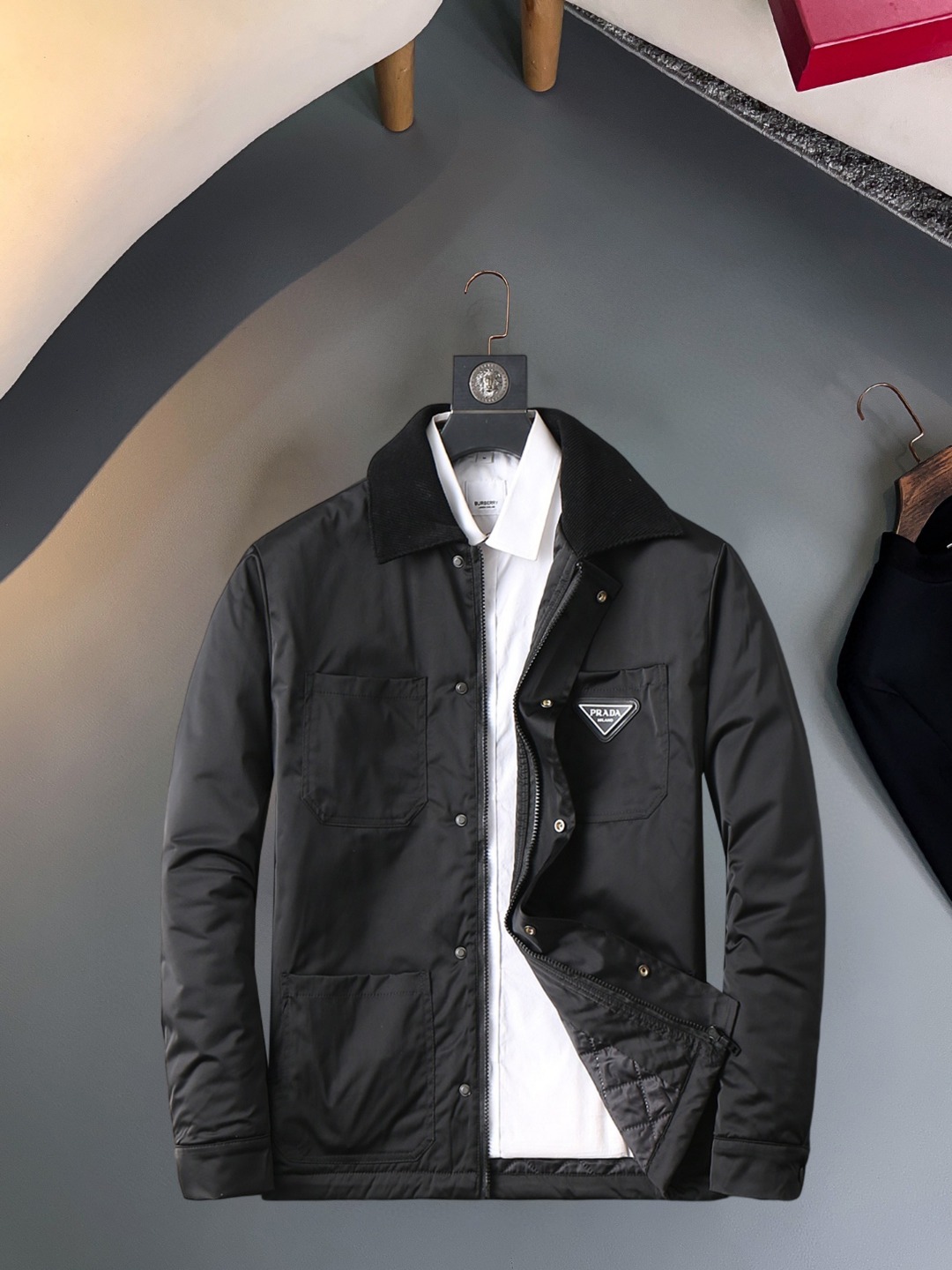 NO:623169,Prada's new 2025ss winter down jacket with all three standards is in perfect condition. It's comfortable and warm, and the color is full and attractive. The design is very outstanding, and it can easily enhance the sense of fashion. The workmanship is extremely sophisticated and rigorous, and the wiring is neat and meticulous!  A masterpiece from a famous designer!  The upper body does not look bloated and is super handsome!  Available sizes M ~ XXXL,,prada,jackets & coats,down jacket,alexander wang19860909普拉达 三标齐全 2025ss冬季新款羽绒棉服外套,秀场新品品相非常完美,舒适保暖,色泽饱满诱人,非常出彩的设计,轻松将时髦感进阶,做工极为考究严谨,走线工整细致！大牌设计师巨作！上身不显臃肿、超级帅气！现货码数M ～ XXXL,,prada,jackets & coats,down jacket,alexander wang,Men's clothing