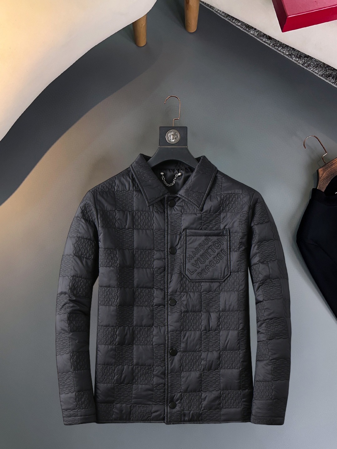 NO:623123,LV three-standard complete 2025ss winter new down jacket, the new product on the show is in perfect condition, comfortable and warm, the color is full and attractive, the design is very outstanding, it can easily enhance the fashion sense, the workmanship is extremely sophisticated and rigorous, and the wiring is neat and meticulous!  A masterpiece from a famous designer!  The upper body does not look bloated and is super handsome!  Available sizes M ~ XXXL,,louis vuitton,jackets & coats,down jacket,alexander wang19860909Lv 三标齐全 2025ss冬季新款羽绒棉服外套,秀场新品品相非常完美,舒适保暖,色泽饱满诱人,非常出彩的设计,轻松将时髦感进阶,做工极为考究严谨,走线工整细致！大牌设计师巨作！上身不显臃肿、超级帅气！现货码数M ～ XXXL,,louis vuitton,jackets & coats,down jacket,alexander wang,Men's clothing