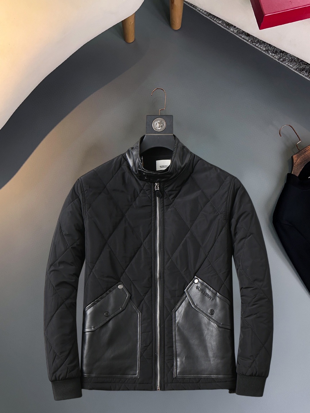 NO:623128,Burberry's new 2025ss winter down jacket with all three standards, the new product on the show is in perfect condition, comfortable and warm, the color is full and attractive, the design is very outstanding, it can easily enhance the fashion sense, the workmanship is extremely sophisticated and rigorous, and the wiring is neat and meticulous!  A masterpiece from a famous designer!  The upper body does not look bloated and is super handsome!  Available sizes M ~ XXXL,,burberry,jackets & coats,down jacket,alexander wang19860909巴宝莉 三标齐全 2025ss冬季新款羽绒棉服外套,秀场新品品相非常完美,舒适保暖,色泽饱满诱人,非常出彩的设计,轻松将时髦感进阶,做工极为考究严谨,走线工整细致！大牌设计师巨作！上身不显臃肿、超级帅气！现货码数M ～ XXXL,,burberry,jackets & coats,down jacket,alexander wang,Men's clothing