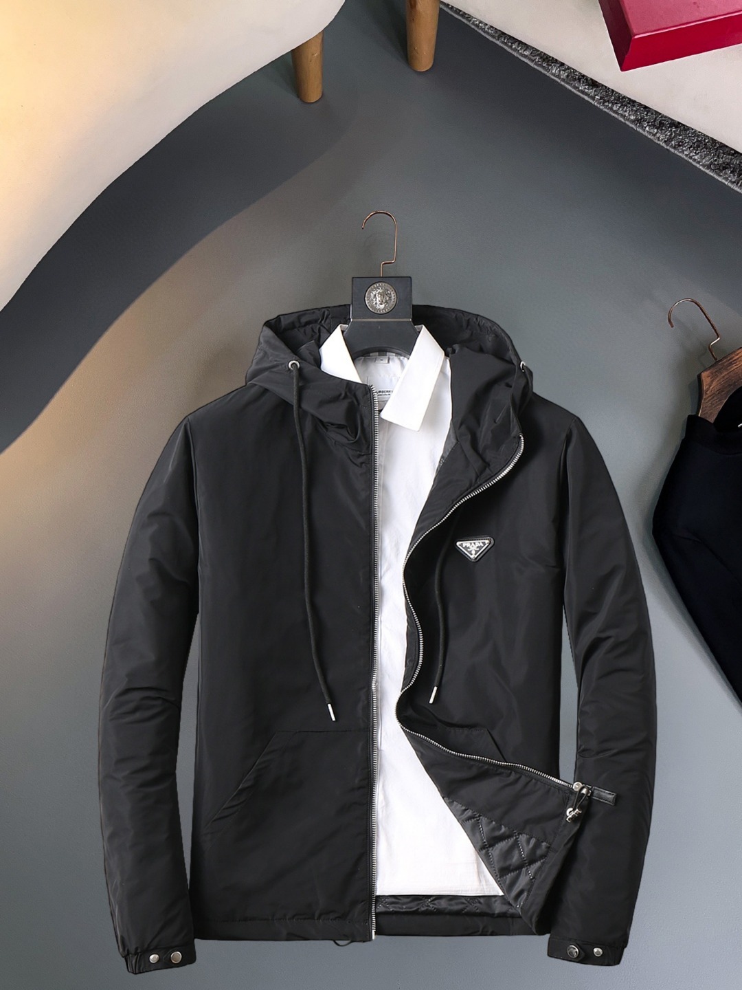 NO:623133,Prada's new 2025ss winter down jacket with all three standards is in perfect condition. It's comfortable and warm, and the color is full and attractive. The design is very outstanding, and it can easily enhance the sense of fashion. The workmanship is extremely sophisticated and rigorous, and the wiring is neat and meticulous!  A masterpiece from a famous designer!  The upper body does not look bloated and is super handsome!  Available sizes M ~ XXXL,,prada,jackets & coats,down jacket,alexander wang19860909普拉达 三标齐全 2025ss冬季新款羽绒棉服外套,秀场新品品相非常完美,舒适保暖,色泽饱满诱人,非常出彩的设计,轻松将时髦感进阶,做工极为考究严谨,走线工整细致！大牌设计师巨作！上身不显臃肿、超级帅气！现货码数M ～ XXXL,,prada,jackets & coats,down jacket,alexander wang,Men's clothing