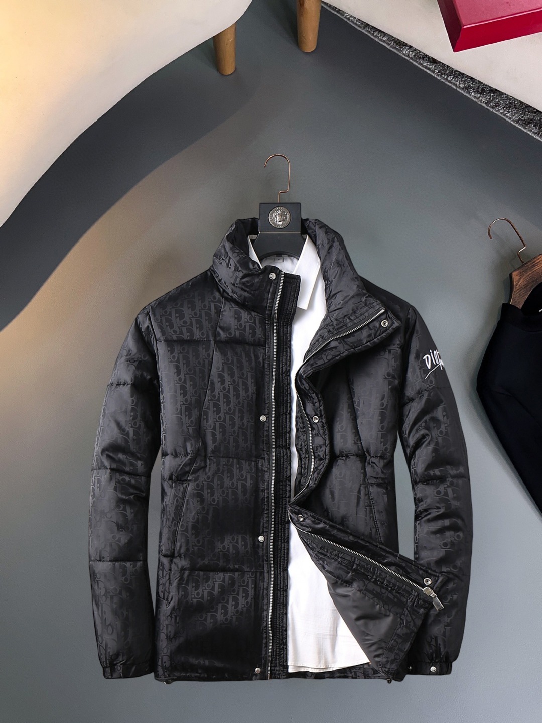 NO:623137,Dior's 2025ss new winter down jacket with complete three standards, the new product on the show is in perfect condition, comfortable and warm, the color is full and attractive, the design is very brilliant, it can easily enhance the fashion sense, the workmanship is extremely sophisticated and rigorous, and the wiring is neat and meticulous!  A masterpiece from a famous designer!  The upper body does not look bloated and is super handsome!  Available sizes M ~ XXXL,,dior,jackets & coats,down jacket,alexander wang19860909迪奥 三标齐全 2025ss冬季新款羽绒棉服外套,秀场新品品相非常完美,舒适保暖,色泽饱满诱人,非常出彩的设计,轻松将时髦感进阶,做工极为考究严谨,走线工整细致！大牌设计师巨作！上身不显臃肿、超级帅气！现货码数M ～ XXXL,,dior,jackets & coats,down jacket,alexander wang,Men's clothing