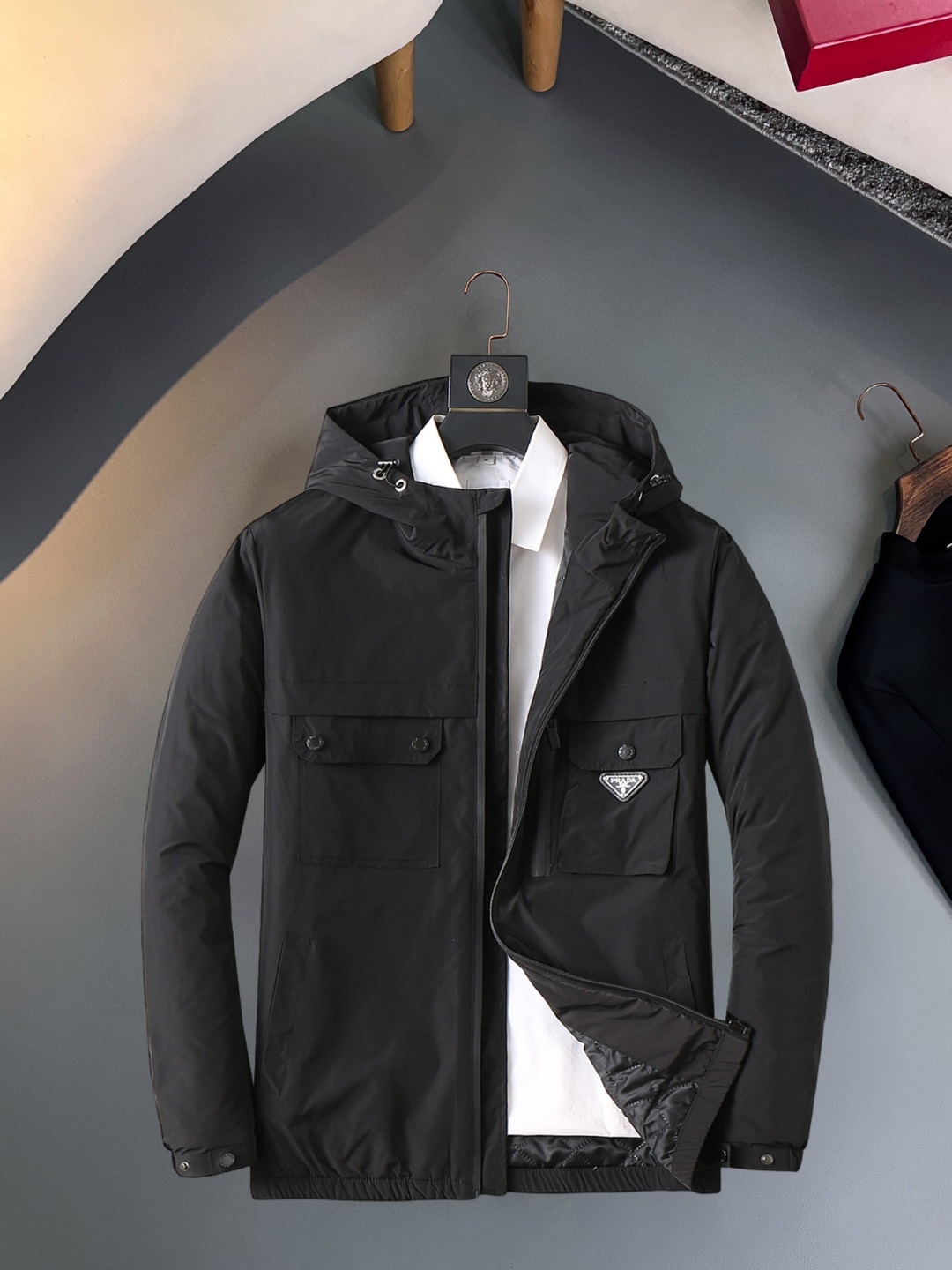 NO:623143,Prada's new 2025ss winter down jacket with all three standards is in perfect condition. It's comfortable and warm, and the color is full and attractive. The design is very outstanding, and it can easily enhance the sense of fashion. The workmanship is extremely sophisticated and rigorous, and the wiring is neat and meticulous!  A masterpiece from a famous designer!  The upper body does not look bloated and is super handsome!  Available sizes M ~ XXXL,,prada,jackets & coats,down jacket,alexander wang19860909普拉达 三标齐全 2025ss冬季新款羽绒棉服外套,秀场新品品相非常完美,舒适保暖,色泽饱满诱人,非常出彩的设计,轻松将时髦感进阶,做工极为考究严谨,走线工整细致！大牌设计师巨作！上身不显臃肿、超级帅气！现货码数M ～ XXXL,,prada,jackets & coats,down jacket,alexander wang,Men's clothing