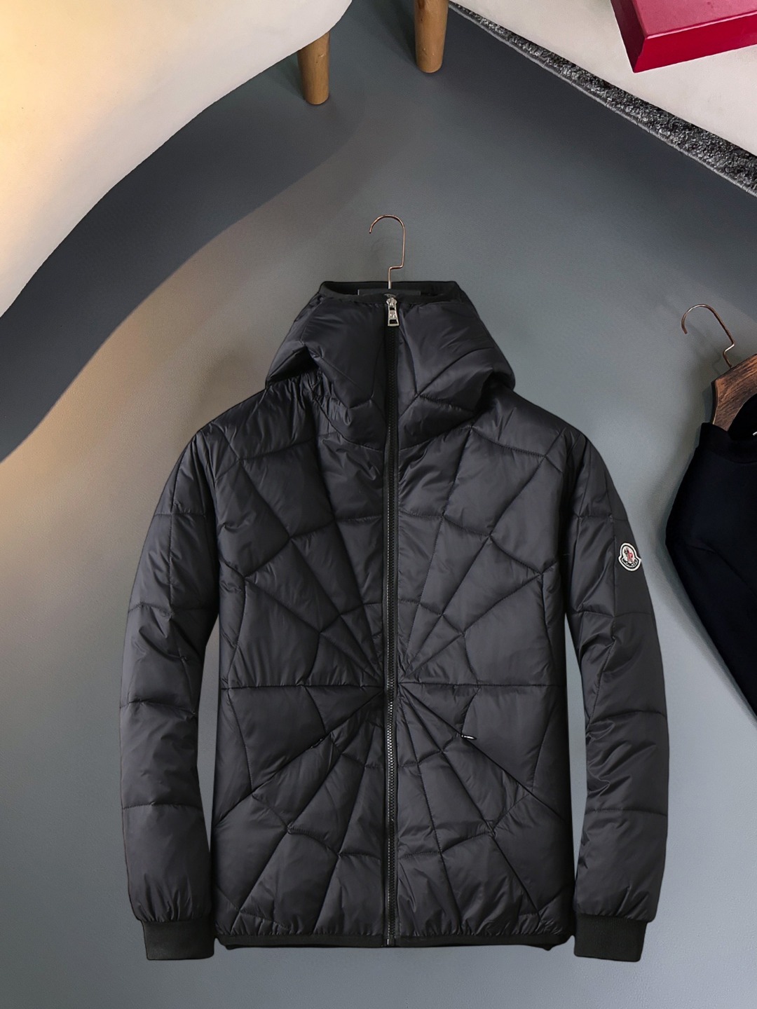 NO:623149,Mengkou, complete with three standards, 2025ss new winter down jacket, the new product in the show is in perfect condition, comfortable and warm, the color is full and attractive, the very outstanding design can easily enhance the fashion sense, the workmanship is extremely sophisticated and rigorous, and the wiring is neat and meticulous!  A masterpiece from a famous designer!  The upper body does not look bloated and is super handsome!  Available sizes M ~ XXXL,,Moncler,jackets & coats,down jacket,alexander wang19860909蒙口 三标齐全 2025ss冬季新款羽绒棉服外套,秀场新品品相非常完美,舒适保暖,色泽饱满诱人,非常出彩的设计,轻松将时髦感进阶,做工极为考究严谨,走线工整细致！大牌设计师巨作！上身不显臃肿、超级帅气！现货码数M ～ XXXL,,Moncler,jackets & coats,down jacket,alexander wang,Men's clothing