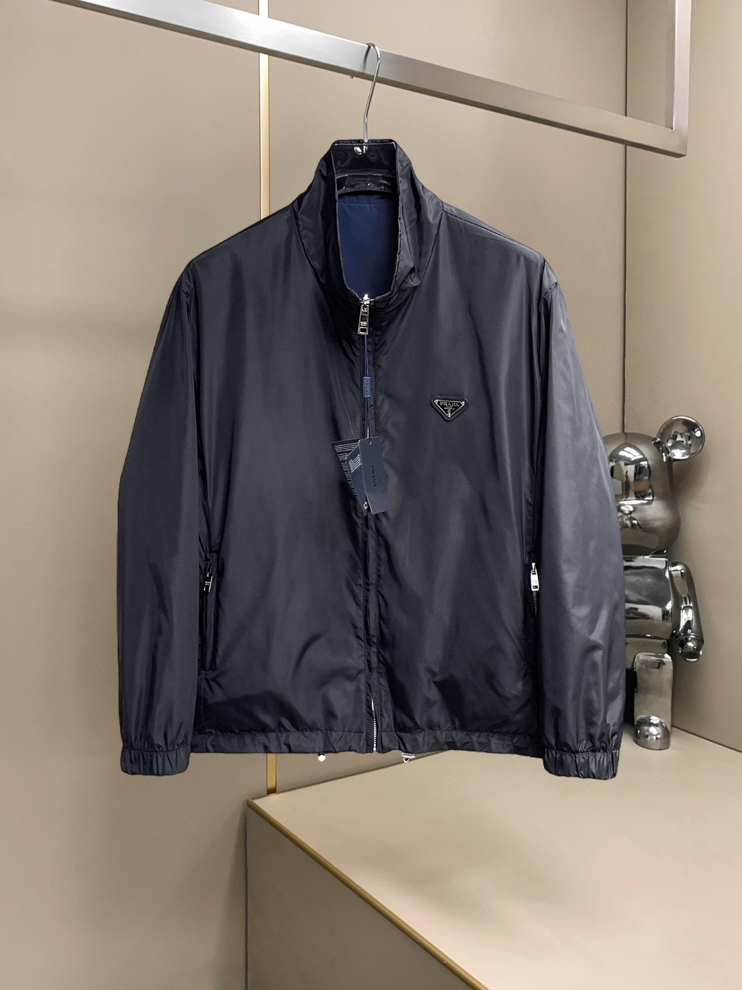 NO:607639,Prada 2025 new autumn jacket, the new product on the show is in perfect condition, comfortable and warm, complete with three colors, full and attractive color, very outstanding design, easily upgrades the fashion sense, extremely elegant and rigorous workmanship, neat and meticulous wiring!  A masterpiece from a famous designer!  The upper body does not look bloated and is super handsome!  Available sizes M ~ XXXL,,prada,jackets & coats,jackets & coats,alexander wang19860909普拉达 2025秋季新款夹克外套,秀场新品品相非常完美,舒适保暖,三标齐全色泽饱满诱人,非常出彩的设计,轻松将时髦感进阶,做工极为考究严谨,走线工整细致！大牌设计师巨作！上身不显臃肿、超级帅气！现货码数M ～ XXXL,,prada,jackets & coats,jackets & coats,alexander wang,Men's clothing