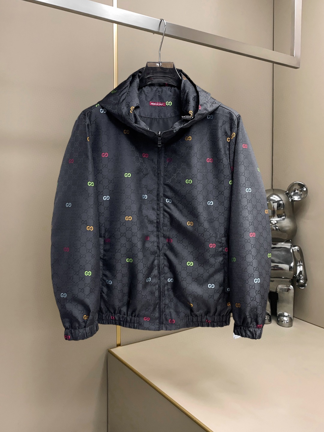 NO:607644,Gucci 2025 new autumn jacket, the new product on the show is in perfect condition, comfortable and warm, complete with three colors, full and attractive color, very outstanding design, easily upgrades the fashion sense, extremely elegant and rigorous workmanship, neat and meticulous wiring!  A masterpiece from a famous designer!  The upper body does not look bloated and is super handsome!  Available size M ~ XXXL,,jackets & coats,jackets & coats,alexander wang19860909古奇 2025秋季新款夹克外套,秀场新品品相非常完美,舒适保暖,三标齐全色泽饱满诱人,非常出彩的设计,轻松将时髦感进阶,做工极为考究严谨,走线工整细致！大牌设计师巨作！上身不显臃肿、超级帅气！现货码数M ～ XXXL,,jackets & coats,jackets & coats,alexander wang,Men's clothing