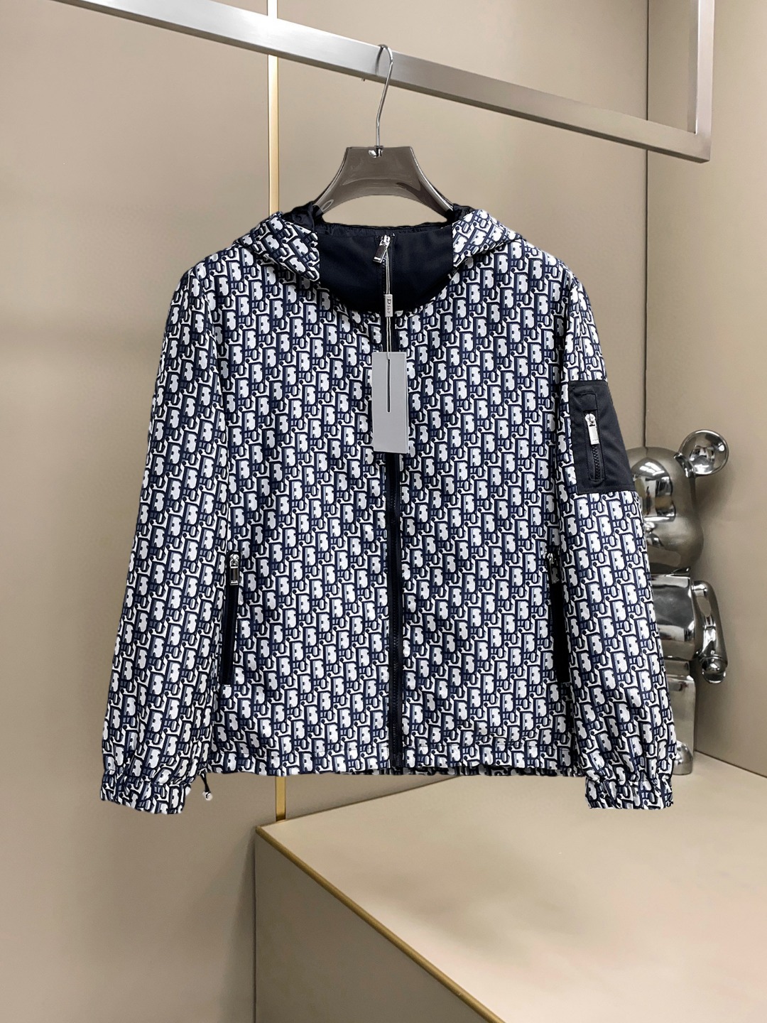 NO:607647,Dior's 2025 new autumn jacket, the new product on the show is in perfect condition, comfortable and warm, complete with three labels, full and attractive colors, very outstanding design, easily upgrades the fashion sense, extremely elegant and rigorous workmanship, neat and meticulous wiring!  A masterpiece from a famous designer!  The upper body does not look bloated and is super handsome!  Available sizes M ~ XXXL,,dior,jackets & coats,jackets & coats,alexander wang19860909迪奥 2025秋季新款夹克外套,秀场新品品相非常完美,舒适保暖,三标齐全色泽饱满诱人,非常出彩的设计,轻松将时髦感进阶,做工极为考究严谨,走线工整细致！大牌设计师巨作！上身不显臃肿、超级帅气！现货码数M ～ XXXL,,dior,jackets & coats,jackets & coats,alexander wang,Men's clothing