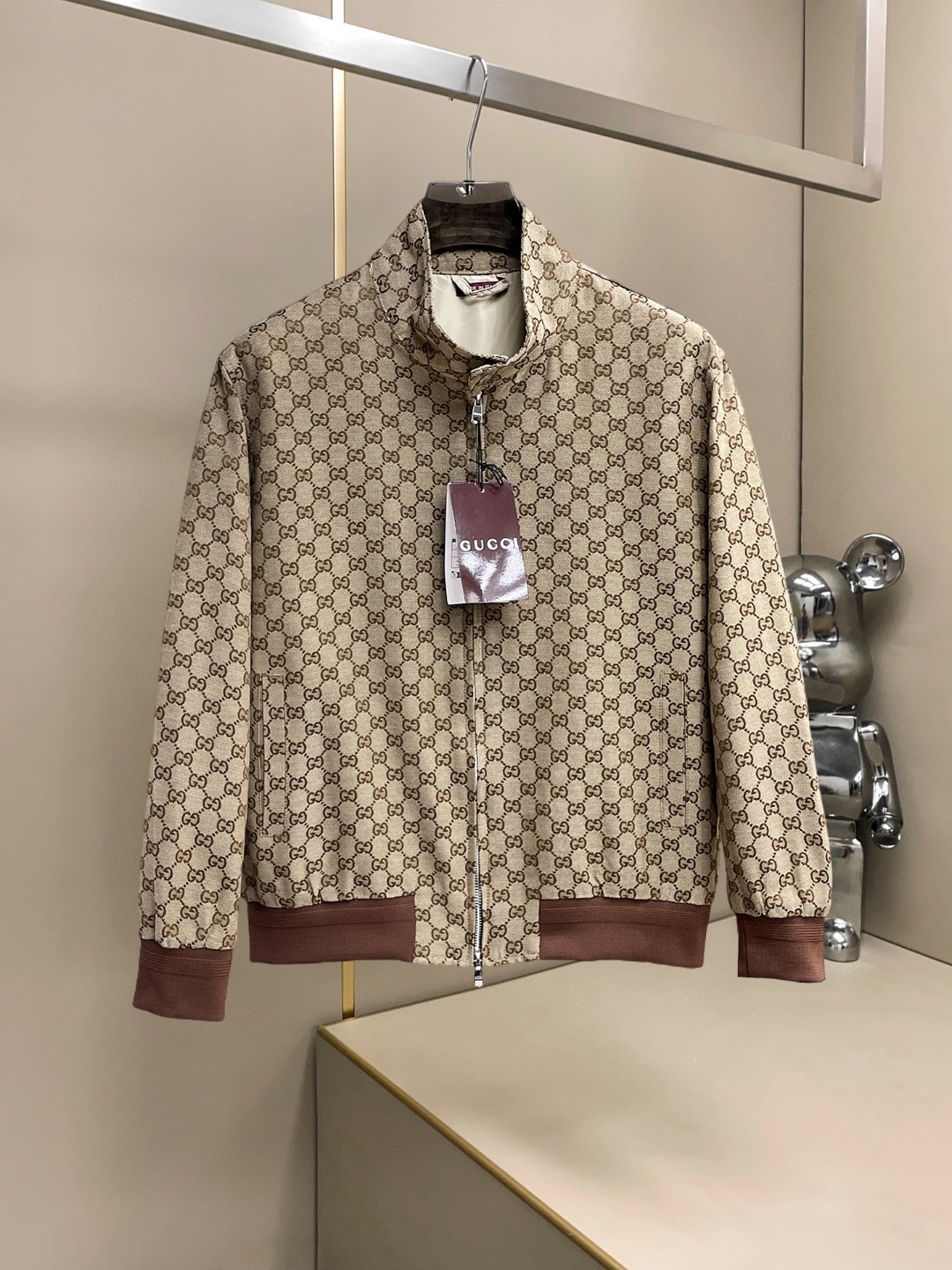 NO:607650,Gucci 2025 new autumn jacket, the new product on the show is in perfect condition, comfortable and warm, complete with three colors, full and attractive color, very outstanding design, easily upgrades the fashion sense, extremely elegant and rigorous workmanship, neat and meticulous wiring!  A masterpiece from a famous designer!  The upper body does not look bloated and is super handsome!  Available size M ~ XXXL,,jackets & coats,jackets & coats,alexander wang19860909古奇 2025秋季新款夹克外套,秀场新品品相非常完美,舒适保暖,三标齐全色泽饱满诱人,非常出彩的设计,轻松将时髦感进阶,做工极为考究严谨,走线工整细致！大牌设计师巨作！上身不显臃肿、超级帅气！现货码数M ～ XXXL,,jackets & coats,jackets & coats,alexander wang,Men's clothing