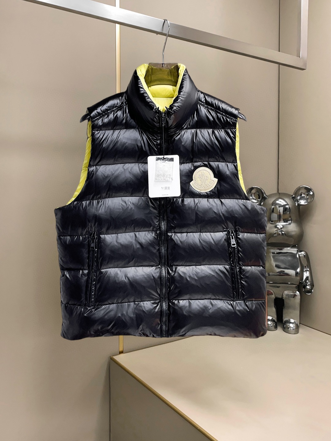NO:607661,Mengkou GW exclusively supplies the new autumn and winter classic down vests. Trading company channels are rare. The hood has a detachable design with snap buttons.  A must-have warm item for cooling weather, it can be worn for daily life or outdoor sports. The fabric of this down jacket is smooth and shiny, wear-resistant, scratch-resistant and easy to care for. The interior is filled with high-quality white goose down. It is matched with large square quilting technology to create a fluffy and full overall effect. It has good resilience and has a strong thermal insulation effect, so that you are not afraid of the cold outdoor weather in autumn and winter! Size: M-3xL, Moncler, down  jacket,hats,alexander wang19860909蒙口 GW独家专供秋冬新款经典羽绒马甲,贸易公司渠道稀出,帽子按扣可拆卸设计 降温天气必备的保暖单品,不论是日常还是户外运动都能穿.该羽绒服面料质感光滑亮泽,耐磨防刮易打理,内里配置优质白鹅绒埴充,在搭配大方格绗缝工艺,wt打造蓬松饱满的整体效果,回弹性好,兼顾强悍的保暖锁温效果,让你无惧秋冬季寒冷的户外天气! 尺码:M-3xL,,Moncler,down jacket,hats,alexander wang,Men's clothing