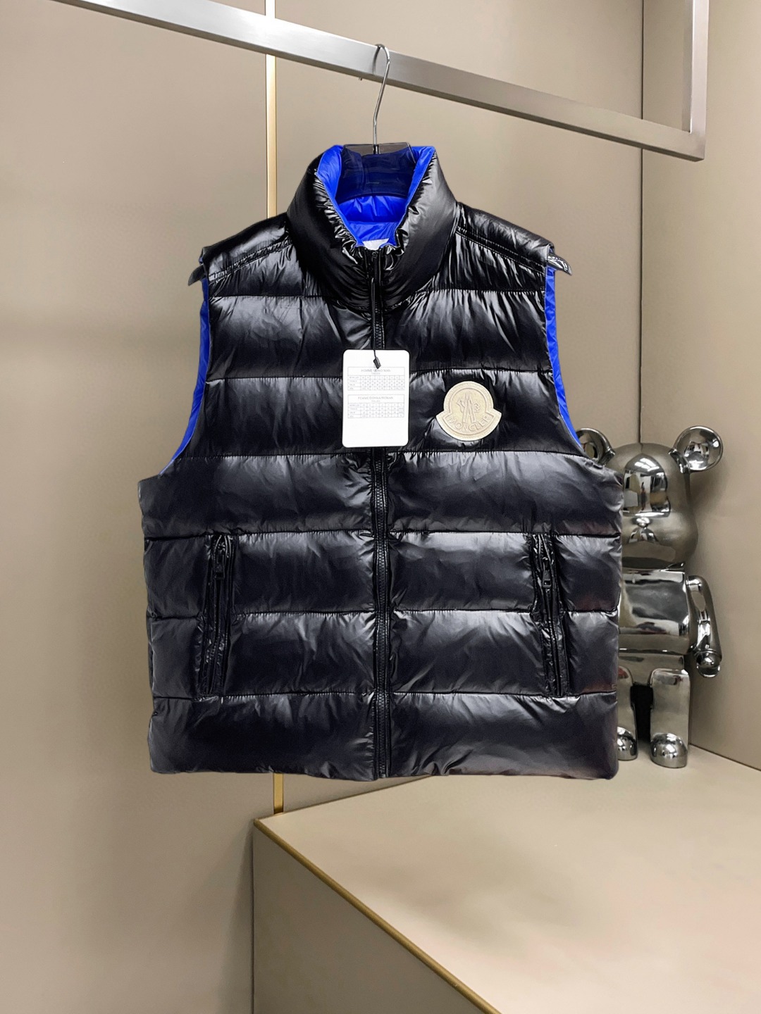 NO:628421,Mengkou GW exclusively supplies the new autumn and winter classic down vests. Trading company channels are rare. The hood has a detachable design with snap buttons.  A must-have warm item for cooling weather, it can be worn for daily life or outdoor sports. The fabric of this down jacket is smooth and shiny, wear-resistant, scratch-resistant and easy to care for. The interior is filled with high-quality white goose down. It is matched with large square quilting technology to create a fluffy and full overall effect. It has good resilience and has a strong thermal insulation effect, so that you are not afraid of the cold outdoor weather in autumn and winter! Size: M-3xL, Moncler, down  jacket,hats,alexander wang19860909蒙口 GW独家专供秋冬新款经典羽绒马甲,贸易公司渠道稀出,帽子按扣可拆卸设计 降温天气必备的保暖单品,不论是日常还是户外运动都能穿.该羽绒服面料质感光滑亮泽,耐磨防刮易打理,内里配置优质白鹅绒埴充,在搭配大方格绗缝工艺,wt打造蓬松饱满的整体效果,回弹性好,兼顾强悍的保暖锁温效果,让你无惧秋冬季寒冷的户外天气! 尺码:M-3xL,,Moncler,down jacket,hats,alexander wang,Men's clothing