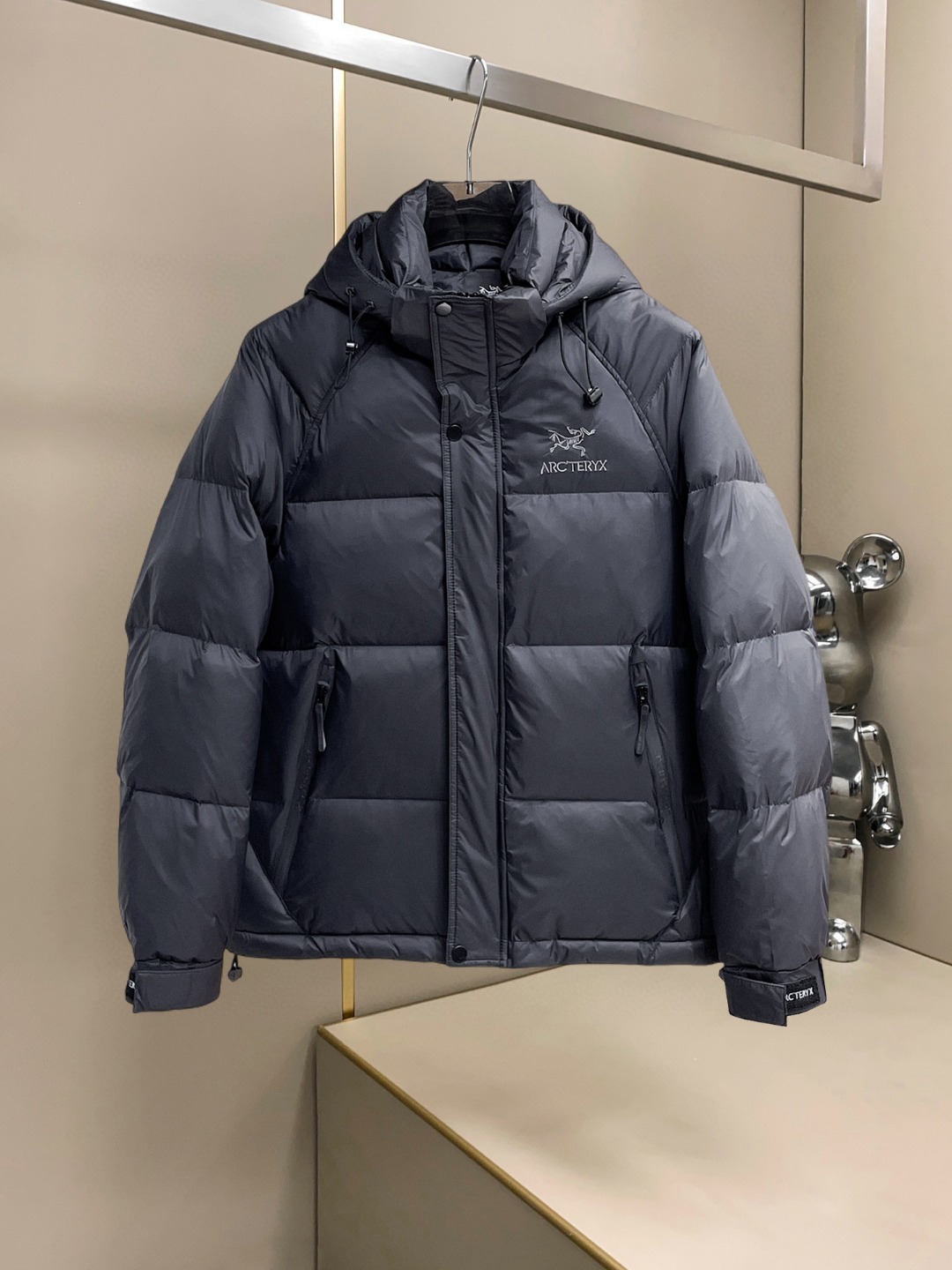 NO:607664,Arc'teryx GW exclusively supplies new classic down jackets for autumn and winter, hooded turtleneck down jackets, rarely available through trading company channels, hood snap-button detachable design  A must-have thermal item for cooling weather, it can be worn for daily life or outdoor sports. The fabric of this down jacket is smooth and shiny, wear-resistant, scratch-resistant and easy to care for. It is equipped with high-quality white goose down filling inside. It is matched with large square quilting technology to create a fluffy and full overall effect. It has good resilience and has a strong thermal insulation effect, so that you are not afraid of the cold outdoor weather in autumn and winter! Size: M-3xL, arc'teryx, down  jacket,hats,alexander wang19860909始祖鸟 GW独家专供秋冬新款经典羽绒服,连帽高领羽绒服 贸易公司渠道稀出,帽子按扣可拆卸设计 降温天气必备的保暖单品,不论是日常还是户外运动都能穿.该羽绒服面料质感光滑亮泽,耐磨防刮易打理,内里配置优质白鹅绒埴充,在搭配大方格绗缝工艺,wt打造蓬松饱满的整体效果,回弹性好,兼顾强悍的保暖锁温效果,让你无惧秋冬季寒冷的户外天气! 尺码:M-3xL,arc'teryx,down jacket,hats,alexander wang,Men's clothing