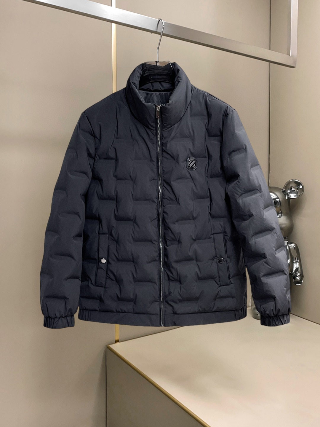 NO:607635,Ermenegildo Zegna GW exclusively supplies new classic down jackets for autumn and winter, hooded turtleneck down jackets, rarely available through trading company channels, hood snap-button detachable design  A must-have warm item for cooling weather, it can be worn for daily life or outdoor sports. The fabric of this down jacket is smooth and shiny, wear-resistant, scratch-resistant and easy to care for. It is equipped with high-quality white goose down filling inside. It is paired with large square quilting technology to create a fluffy and full overall effect. It has good resilience and has a strong thermal insulation effect, so that you are not afraid of the cold outdoor weather in autumn and winter! Size: M-3xL,,zegna,down  jacket,hats,alexander wang19860909杰尼亚 GW独家专供秋冬新款经典羽绒服,连帽高领羽绒服 贸易公司渠道稀出,帽子按扣可拆卸设计 降温天气必备的保暖单品,不论是日常还是户外运动都能穿.该羽绒服面料质感光滑亮泽,耐磨防刮易打理,内里配置优质白鹅绒埴充,在搭配大方格绗缝工艺,wt打造蓬松饱满的整体效果,回弹性好,兼顾强悍的保暖锁温效果,让你无惧秋冬季寒冷的户外天气! 尺码:M-3xL,,zegna,down jacket,hats,alexander wang,Men's clothing