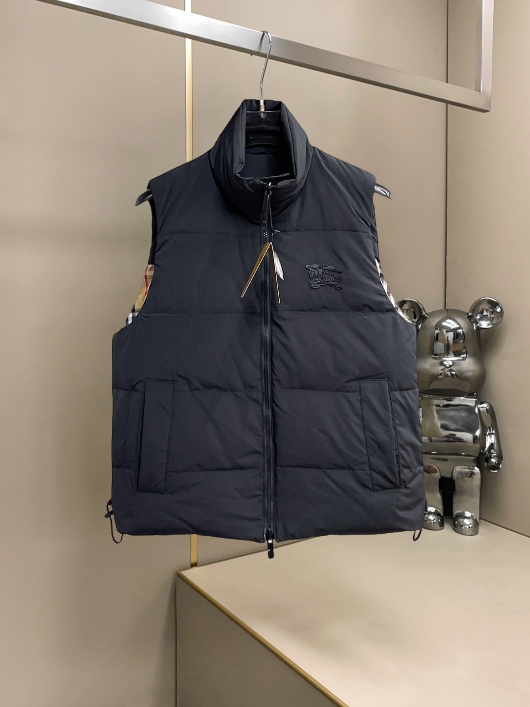 NO:607657,Burberry GW exclusively supplies new autumn and winter classic down vests. Trading company channels are rare. The hood is designed with detachable snap buttons.  A must-have warm item for cooling weather, it can be worn for daily life or outdoor sports. The fabric of this down jacket is smooth and shiny, wear-resistant, scratch-resistant and easy to care for. It is equipped with high-quality white goose down filling inside. It is paired with large square quilting technology to create a fluffy and full overall effect. It has good resilience and has a strong thermal insulation effect, so that you are not afraid of the cold outdoor weather in autumn and winter! Size: M-3xL,, burberry, down  jacket,hats,alexander wang19860909巴宝莉 GW独家专供秋冬新款经典羽绒马甲,贸易公司渠道稀出,帽子按扣可拆卸设计 降温天气必备的保暖单品,不论是日常还是户外运动都能穿.该羽绒服面料质感光滑亮泽,耐磨防刮易打理,内里配置优质白鹅绒埴充,在搭配大方格绗缝工艺,wt打造蓬松饱满的整体效果,回弹性好,兼顾强悍的保暖锁温效果,让你无惧秋冬季寒冷的户外天气! 尺码:M-3xL,,burberry,down jacket,hats,alexander wang,Men's clothing