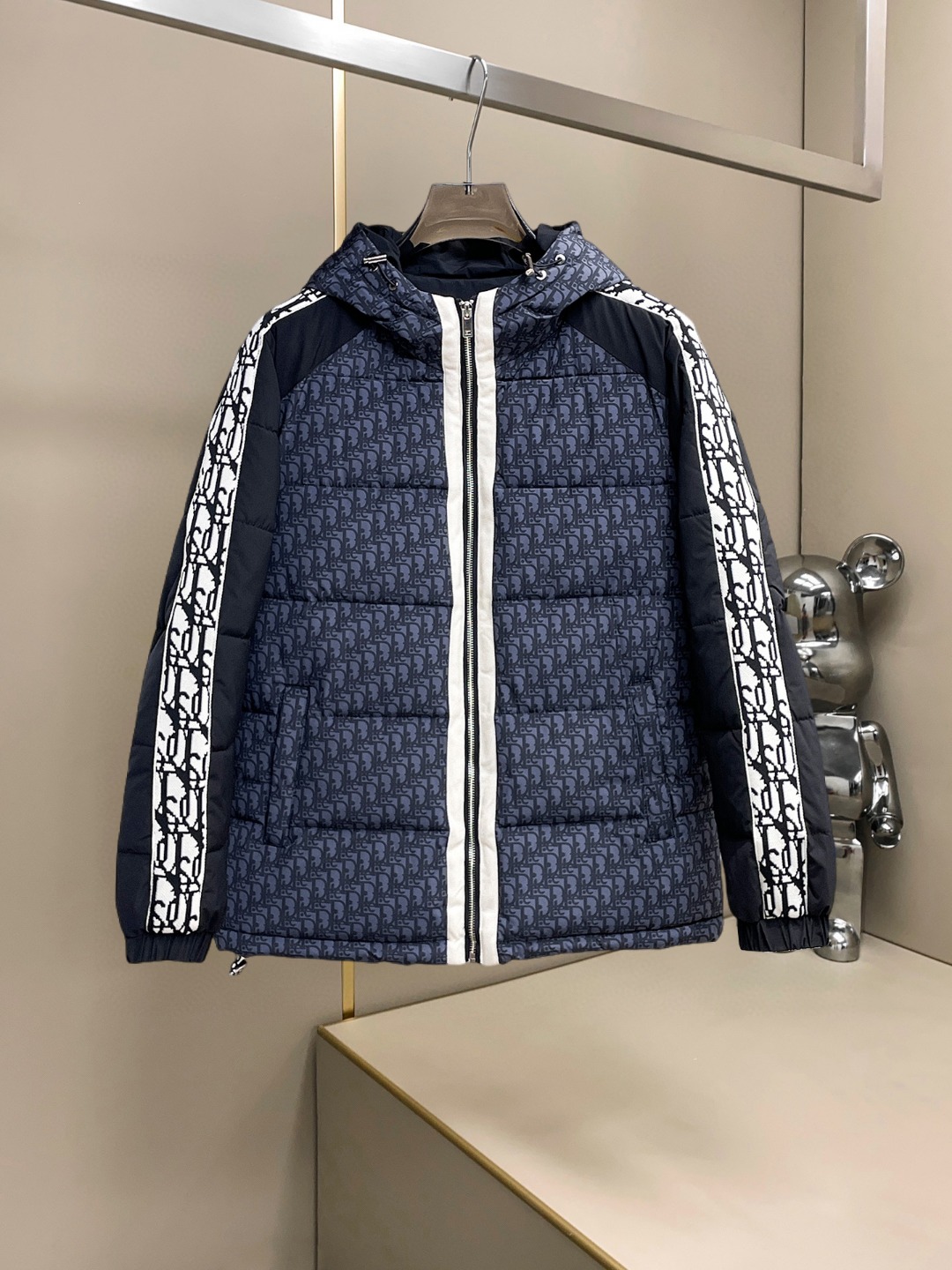 NO:607630,Dior's 2025ss winter new down jacket and large cotton jacket with three complete standards. The new product on the show is in perfect condition. It is comfortable and warm, and the color is full and attractive. The design is very outstanding, and it can easily enhance the sense of fashion. The workmanship is extremely sophisticated and rigorous, and the wiring is neat and meticulous!  A masterpiece from a famous designer!  The upper body does not look bloated and is super handsome!  Available sizes M ~ XXXL,,dior,jackets & coats,down jacket,alexander wang19860909迪奥 三标齐全 2025ss冬季新款羽绒棉服大棉外套,秀场新品品相非常完美,舒适保暖,色泽饱满诱人,非常出彩的设计,轻松将时髦感进阶,做工极为考究严谨,走线工整细致！大牌设计师巨作！上身不显臃肿、超级帅气！现货码数M ～ XXXL,,dior,jackets & coats,down jacket,alexander wang,Men's clothing