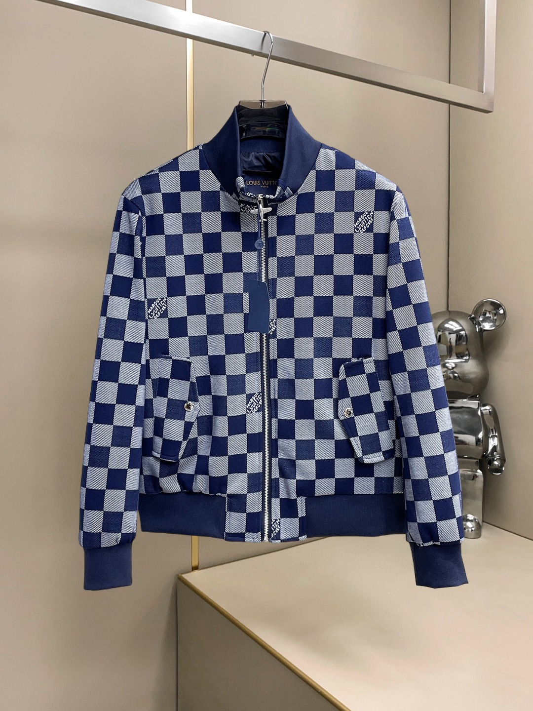 NO:607653,LV 2025 autumn new jacket, the new product on the show is in perfect condition, comfortable and warm, complete with three labels, full and attractive color, very outstanding design, easily upgrades the fashion sense, extremely sophisticated workmanship, neat and meticulous wiring!  A masterpiece from a famous designer!  The upper body does not look bloated and is super handsome!  Available sizes M ~ XXXL,,louis vuitton,jackets & coats,jackets & coats,alexander wang19860909Lv 2025秋季新款夹克外套,秀场新品品相非常完美,舒适保暖,三标齐全色泽饱满诱人,非常出彩的设计,轻松将时髦感进阶,做工极为考究严谨,走线工整细致！大牌设计师巨作！上身不显臃肿、超级帅气！现货码数M ～ XXXL,,louis vuitton,jackets & coats,jackets & coats,alexander wang,Men's clothing