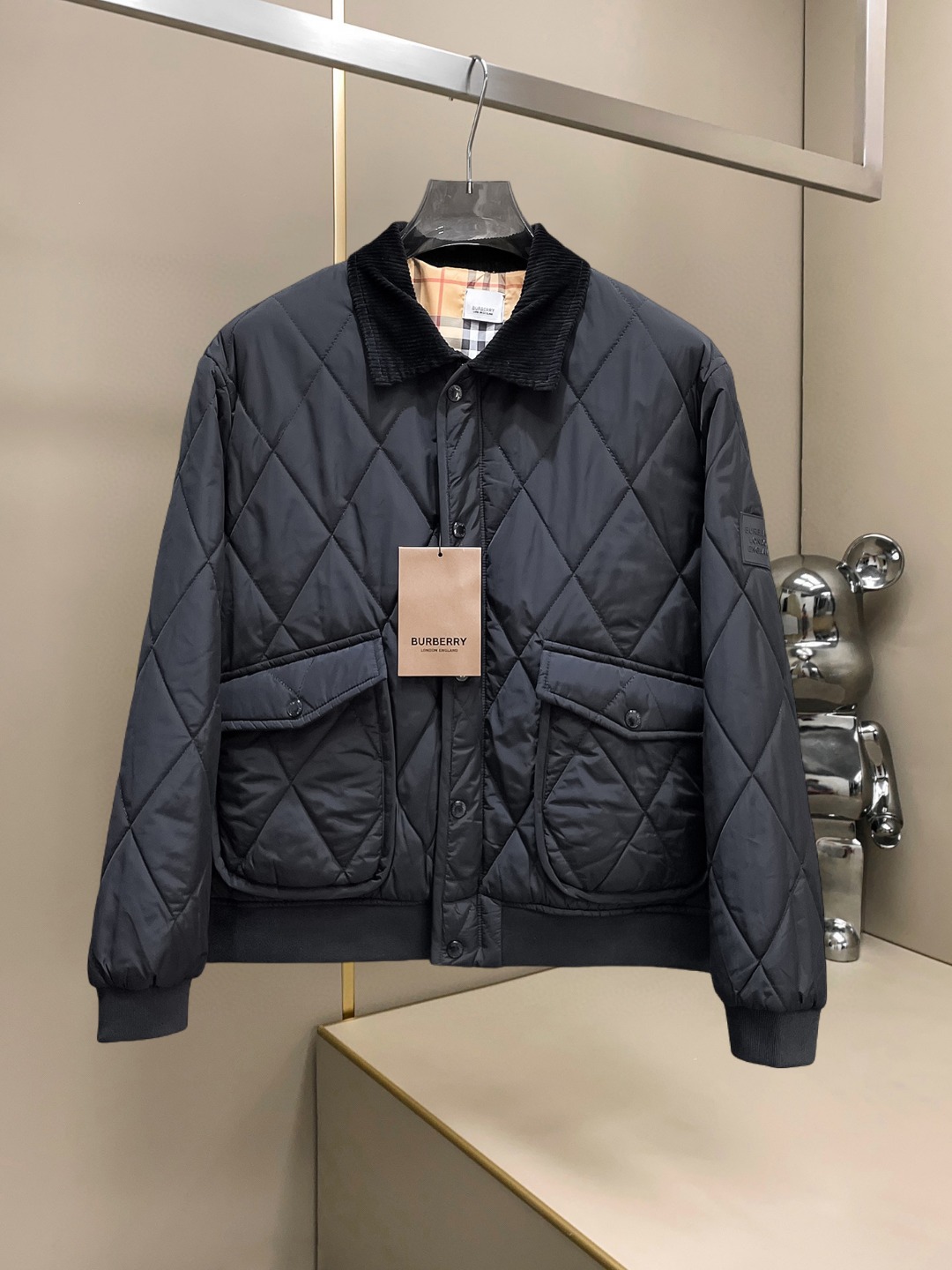 NO:607629,Burberry's 2025ss new winter down jacket and large cotton jacket with three complete standards. The new product on the show is in perfect condition. It is comfortable and warm, and the color is full and attractive. The design is very outstanding, and it can easily enhance the sense of fashion. The workmanship is extremely sophisticated and rigorous, and the wiring is neat and meticulous!  A masterpiece from a famous designer!  The upper body does not look bloated and is super handsome!  Available sizes M ~ XXXL,,burberry,jackets & coats,down jacket,alexander wang19860909巴宝莉 三标齐全 2025ss冬季新款羽绒棉服大棉外套,秀场新品品相非常完美,舒适保暖,色泽饱满诱人,非常出彩的设计,轻松将时髦感进阶,做工极为考究严谨,走线工整细致！大牌设计师巨作！上身不显臃肿、超级帅气！现货码数M ～ XXXL,,burberry,jackets & coats,down jacket,alexander wang,Men's clothing