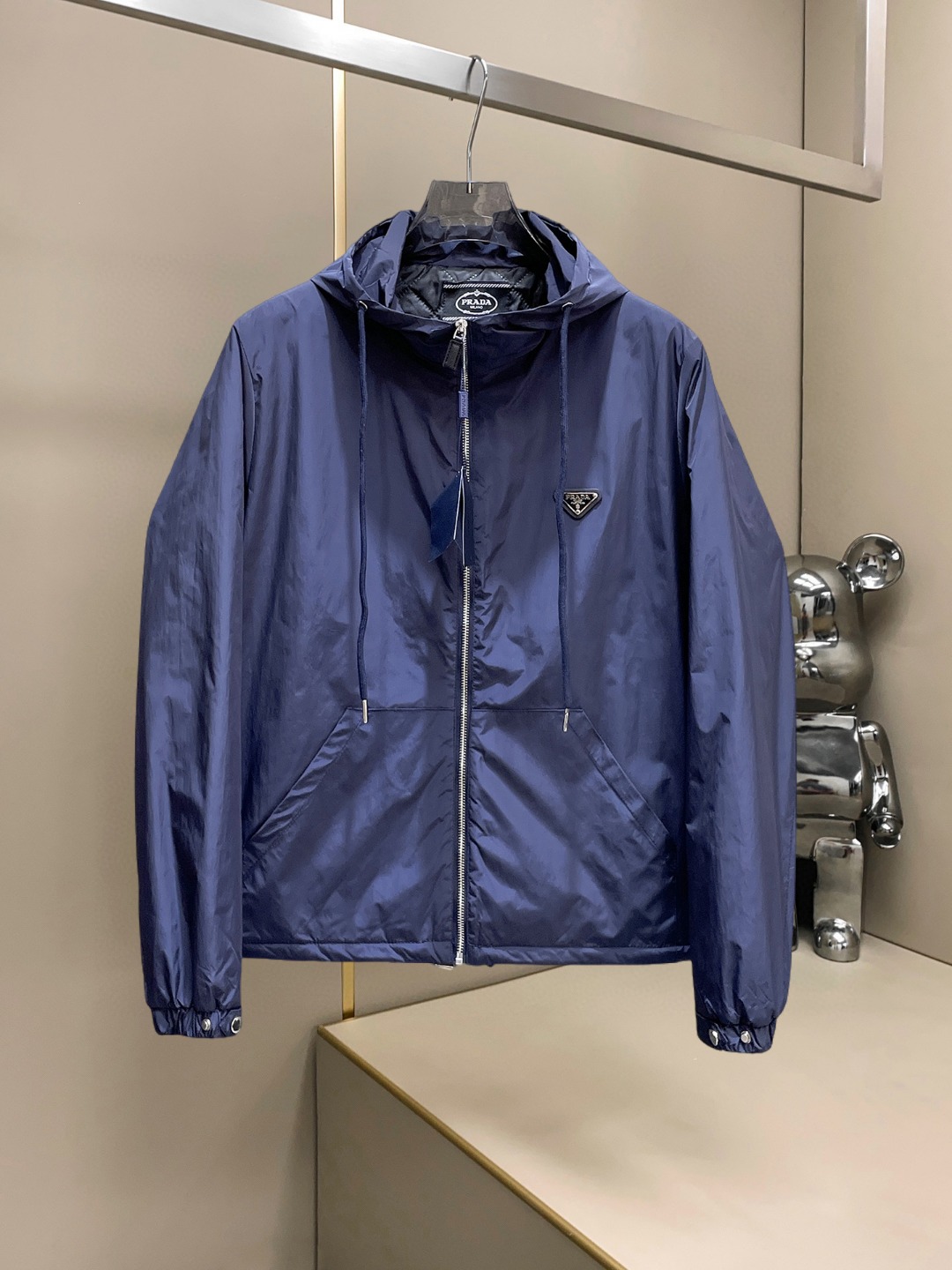 NO:607581,Prada's 2025ss new winter down jacket and large cotton jacket with three complete standards. The new product on the show is in perfect condition. It is comfortable and warm, and the color is full and attractive. The design is very outstanding, and it can easily enhance the sense of fashion. The workmanship is extremely sophisticated and rigorous, and the wiring is neat and meticulous!  A masterpiece from a famous designer!  The upper body does not look bloated and is super handsome!  Available sizes M ~ XXXL,,prada,jackets & coats,down jacket,alexander wang19860909普拉达 三标齐全 2025ss冬季新款羽绒棉服大棉外套,秀场新品品相非常完美,舒适保暖,色泽饱满诱人,非常出彩的设计,轻松将时髦感进阶,做工极为考究严谨,走线工整细致！大牌设计师巨作！上身不显臃肿、超级帅气！现货码数M ～ XXXL,,prada,jackets & coats,down jacket,alexander wang,Men's clothing