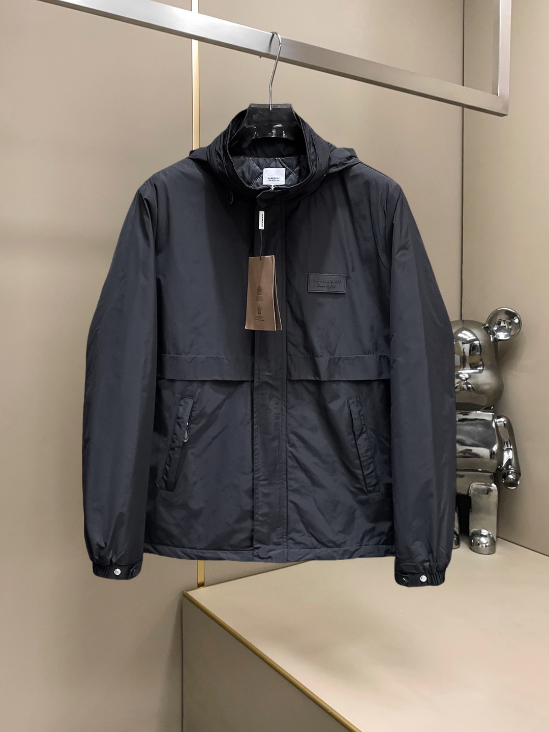 NO:607585,Burberry's 2025ss new winter down jacket and large cotton jacket with three complete standards. The new product on the show is in perfect condition. It is comfortable and warm, and the color is full and attractive. The design is very outstanding, and it can easily enhance the sense of fashion. The workmanship is extremely sophisticated and rigorous, and the wiring is neat and meticulous!  A masterpiece from a famous designer!  The upper body does not look bloated and is super handsome!  Available sizes M ~ XXXL,,burberry,jackets & coats,down jacket,alexander wang19860909巴宝莉 三标齐全 2025ss冬季新款羽绒棉服大棉外套,秀场新品品相非常完美,舒适保暖,色泽饱满诱人,非常出彩的设计,轻松将时髦感进阶,做工极为考究严谨,走线工整细致！大牌设计师巨作！上身不显臃肿、超级帅气！现货码数M ～ XXXL,,burberry,jackets & coats,down jacket,alexander wang,Men's clothing