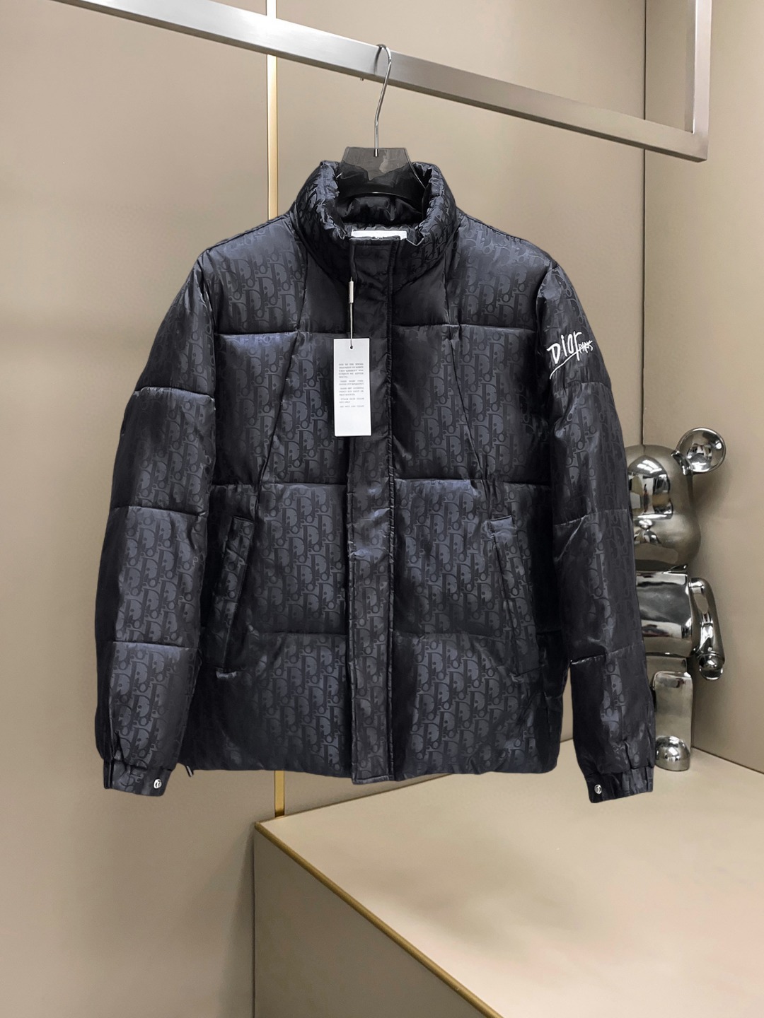 NO:607588,Dior's 2025ss winter new down jacket and large cotton jacket with three complete standards. The new product on the show is in perfect condition. It is comfortable and warm, and the color is full and attractive. The design is very outstanding, and it can easily enhance the sense of fashion. The workmanship is extremely sophisticated and rigorous, and the wiring is neat and meticulous!  A masterpiece from a famous designer!  The upper body does not look bloated and is super handsome!  Available sizes M ~ XXXL,,dior,jackets & coats,down jacket,alexander wang19860909迪奥 三标齐全 2025ss冬季新款羽绒棉服大棉外套,秀场新品品相非常完美,舒适保暖,色泽饱满诱人,非常出彩的设计,轻松将时髦感进阶,做工极为考究严谨,走线工整细致！大牌设计师巨作！上身不显臃肿、超级帅气！现货码数M ～ XXXL,,dior,jackets & coats,down jacket,alexander wang,Men's clothing