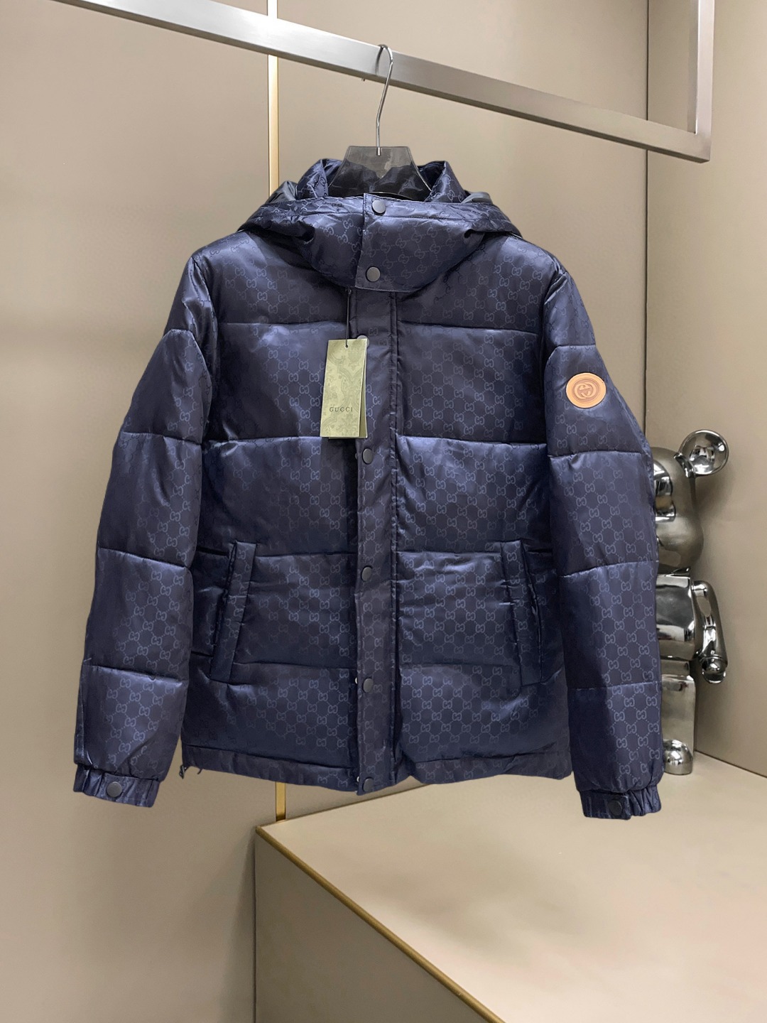 NO:607594,Gucci's three-standard complete 2025ss new winter down jacket and large cotton jacket. The new product on the show is in perfect condition. It is comfortable and warm, and the color is full and attractive. The design is very outstanding, and it can easily enhance the sense of fashion. The workmanship is extremely sophisticated and rigorous, and the wiring is neat and meticulous!  A masterpiece from a famous designer!  The upper body does not look bloated and is super handsome!  Available sizes M ~ XXXL,,jackets & coats,down jacket,alexander wang19860909古奇 三标齐全 2025ss冬季新款羽绒棉服大棉外套,秀场新品品相非常完美,舒适保暖,色泽饱满诱人,非常出彩的设计,轻松将时髦感进阶,做工极为考究严谨,走线工整细致！大牌设计师巨作！上身不显臃肿、超级帅气！现货码数M ～ XXXL,,jackets & coats,down jacket,alexander wang,Men's clothing