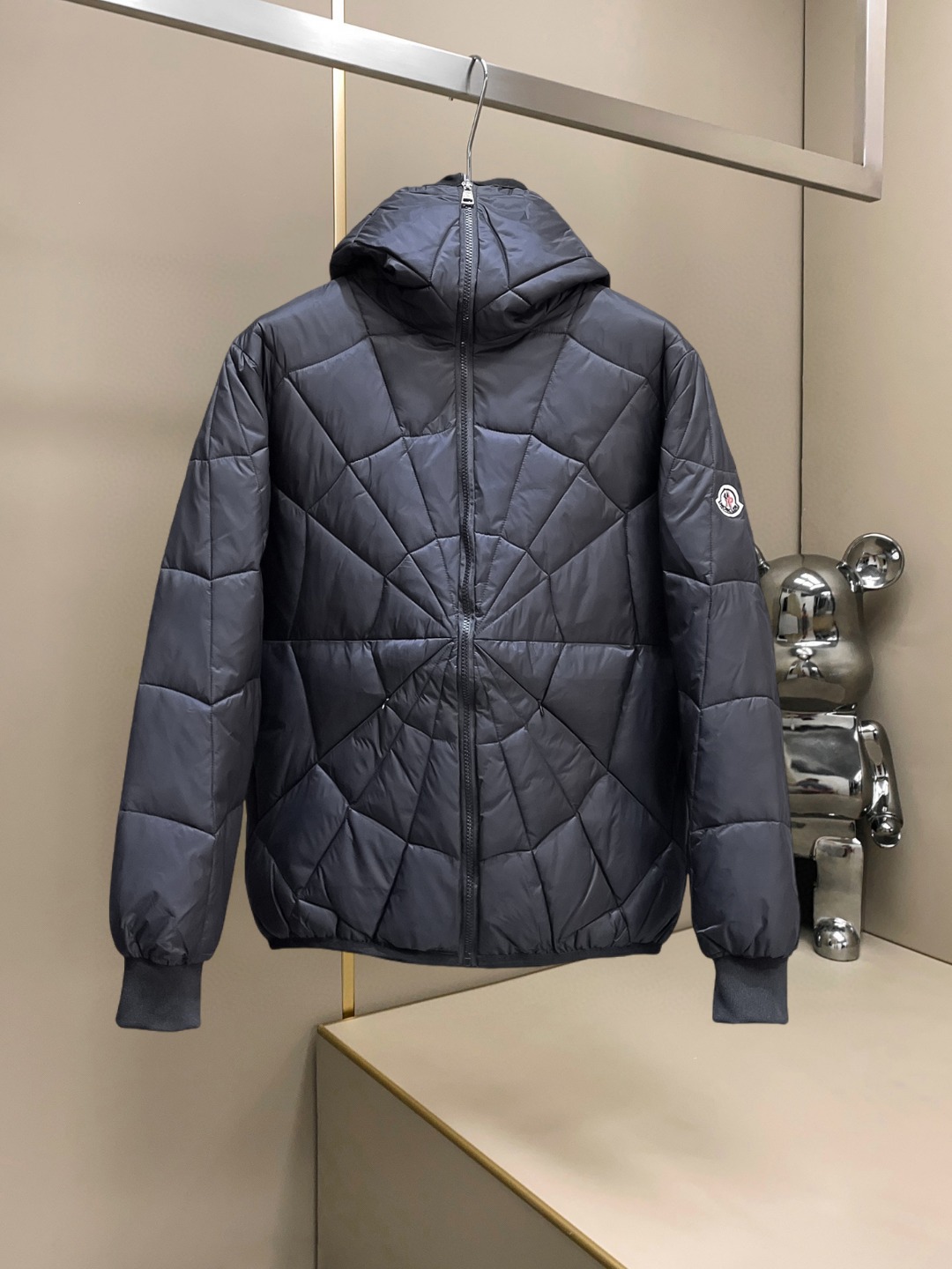 NO:607600,Mengkou, complete with three standards, 2025ss new winter down jacket and large cotton jacket, the new product on the show is in perfect condition, comfortable and warm, the color is full and attractive, the design is very outstanding, it can easily enhance the fashion sense, the workmanship is extremely sophisticated and rigorous, and the wiring is neat and meticulous!  A masterpiece from a famous designer!  The upper body does not look bloated and is super handsome!  Available sizes M ~ XXXL,,Moncler,jackets & coats,down jacket,alexander wang19860909蒙口 三标齐全 2025ss冬季新款羽绒棉服大棉外套,秀场新品品相非常完美,舒适保暖,色泽饱满诱人,非常出彩的设计,轻松将时髦感进阶,做工极为考究严谨,走线工整细致！大牌设计师巨作！上身不显臃肿、超级帅气！现货码数M ～ XXXL,,Moncler,jackets & coats,down jacket,alexander wang,Men's clothing