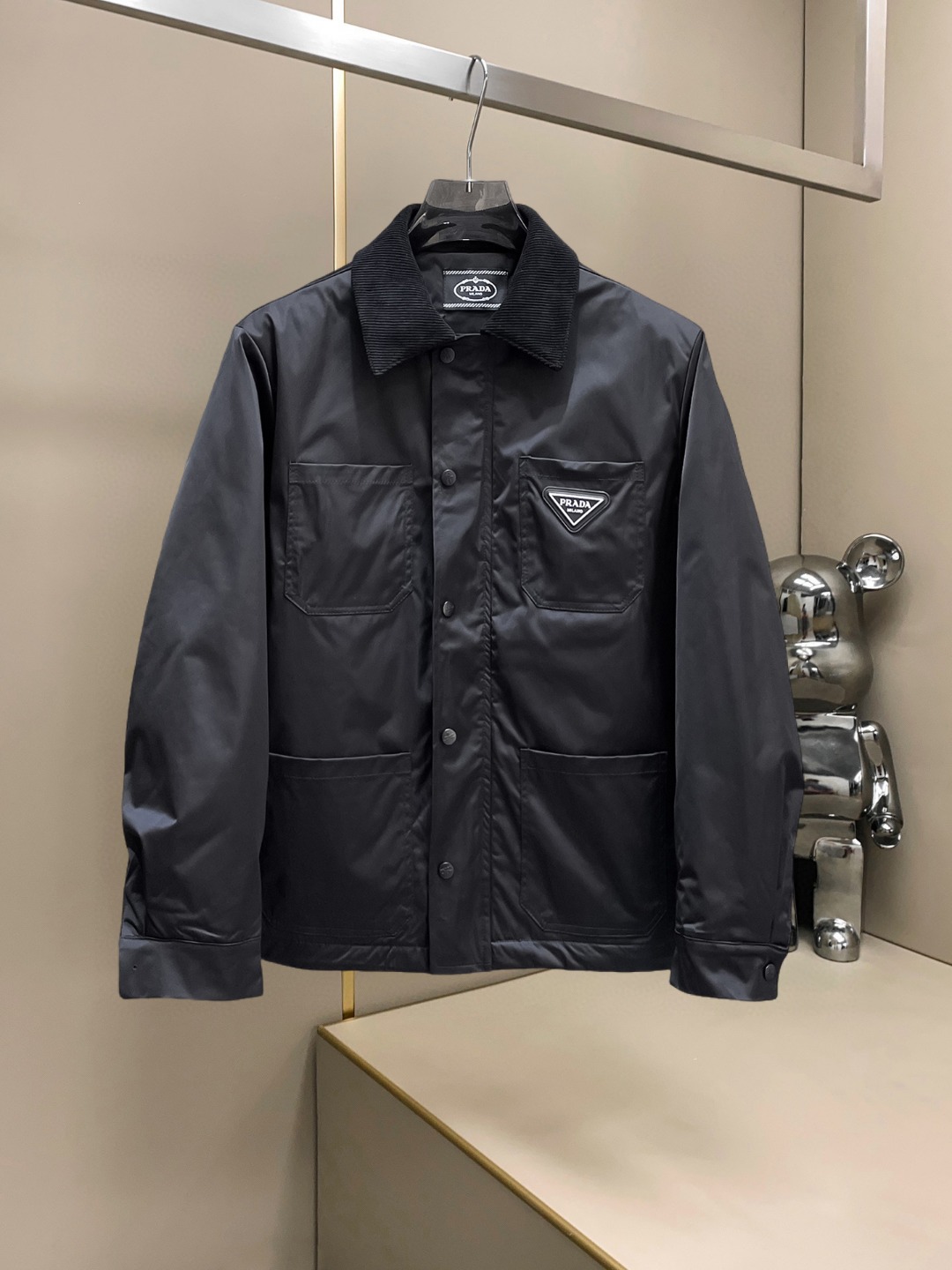 NO:607606,Prada's 2025ss new winter down jacket and large cotton jacket with three complete standards. The new product on the show is in perfect condition. It is comfortable and warm, and the color is full and attractive. The design is very outstanding, and it can easily enhance the sense of fashion. The workmanship is extremely sophisticated and rigorous, and the wiring is neat and meticulous!  A masterpiece from a famous designer!  The upper body does not look bloated and is super handsome!  Available sizes M ~ XXXL,,prada,jackets & coats,down jacket,alexander wang19860909普拉达 三标齐全 2025ss冬季新款羽绒棉服大棉外套,秀场新品品相非常完美,舒适保暖,色泽饱满诱人,非常出彩的设计,轻松将时髦感进阶,做工极为考究严谨,走线工整细致！大牌设计师巨作！上身不显臃肿、超级帅气！现货码数M ～ XXXL,,prada,jackets & coats,down jacket,alexander wang,Men's clothing