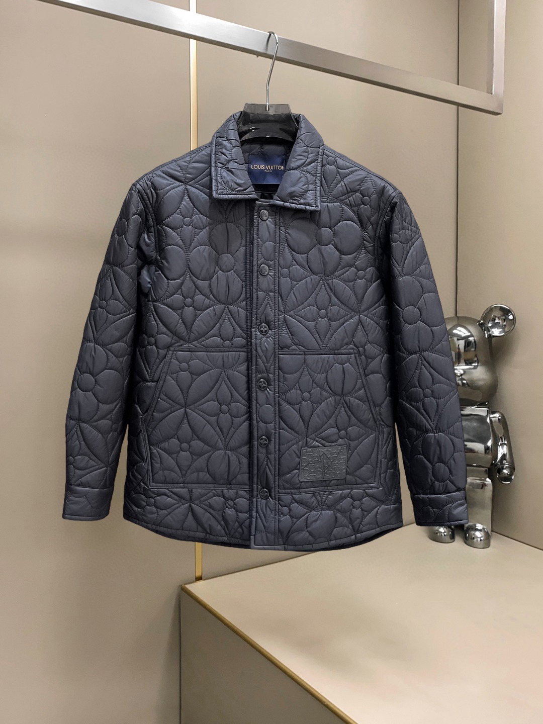 NO:607612,LV three standards are complete. 2025ss new winter down jacket and large cotton jacket. The new product on the show is in perfect condition. It is comfortable and warm. The color is full and attractive. The design is very outstanding. It can easily enhance the sense of fashion. The workmanship is extremely sophisticated and rigorous, and the wiring is neat and meticulous!  A masterpiece from a famous designer!  The upper body does not look bloated and is super handsome!  Available sizes M ~ XXXL,,louis vuitton,jackets & coats,down jacket,alexander wang19860909Lv 三标齐全 2025ss冬季新款羽绒棉服大棉外套,秀场新品品相非常完美,舒适保暖,色泽饱满诱人,非常出彩的设计,轻松将时髦感进阶,做工极为考究严谨,走线工整细致！大牌设计师巨作！上身不显臃肿、超级帅气！现货码数M ～ XXXL,,louis vuitton,jackets & coats,down jacket,alexander wang,Men's clothing