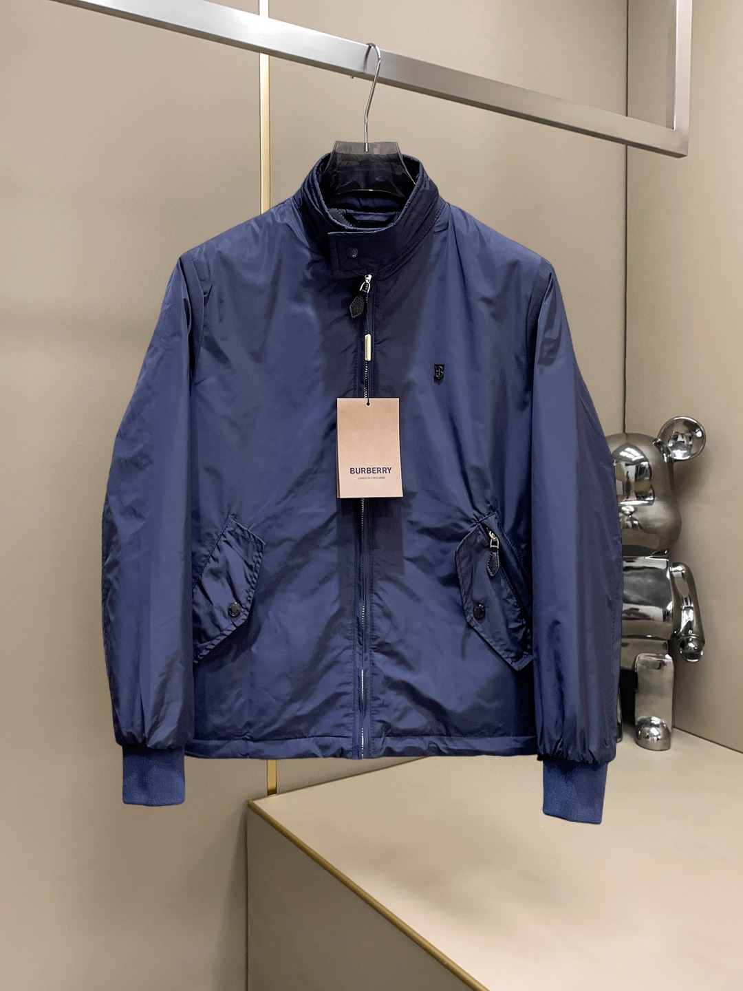 NO:607618,Burberry's 2025ss new winter down jacket and large cotton jacket with three complete standards. The new product on the show is in perfect condition. It is comfortable and warm, and the color is full and attractive. The design is very outstanding, and it can easily enhance the sense of fashion. The workmanship is extremely sophisticated and rigorous, and the wiring is neat and meticulous!  A masterpiece from a famous designer!  The upper body does not look bloated and is super handsome!  Available sizes M ~ XXXL,,burberry,jackets & coats,down jacket,alexander wang19860909巴宝莉 三标齐全 2025ss冬季新款羽绒棉服大棉外套,秀场新品品相非常完美,舒适保暖,色泽饱满诱人,非常出彩的设计,轻松将时髦感进阶,做工极为考究严谨,走线工整细致！大牌设计师巨作！上身不显臃肿、超级帅气！现货码数M ～ XXXL,,burberry,jackets & coats,down jacket,alexander wang,Men's clothing