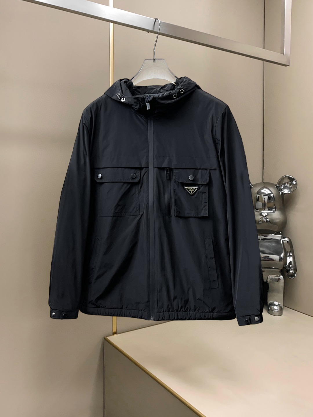 NO:607624,Prada's 2025ss new winter down jacket and large cotton jacket with three complete standards. The new product on the show is in perfect condition. It is comfortable and warm, and the color is full and attractive. The design is very outstanding, and it can easily enhance the sense of fashion. The workmanship is extremely sophisticated and rigorous, and the wiring is neat and meticulous!  A masterpiece from a famous designer!  The upper body does not look bloated and is super handsome!  Available sizes M ~ XXXL,,prada,jackets & coats,down jacket,alexander wang19860909普拉达 三标齐全 2025ss冬季新款羽绒棉服大棉外套,秀场新品品相非常完美,舒适保暖,色泽饱满诱人,非常出彩的设计,轻松将时髦感进阶,做工极为考究严谨,走线工整细致！大牌设计师巨作！上身不显臃肿、超级帅气！现货码数M ～ XXXL,,prada,jackets & coats,down jacket,alexander wang,Men's clothing