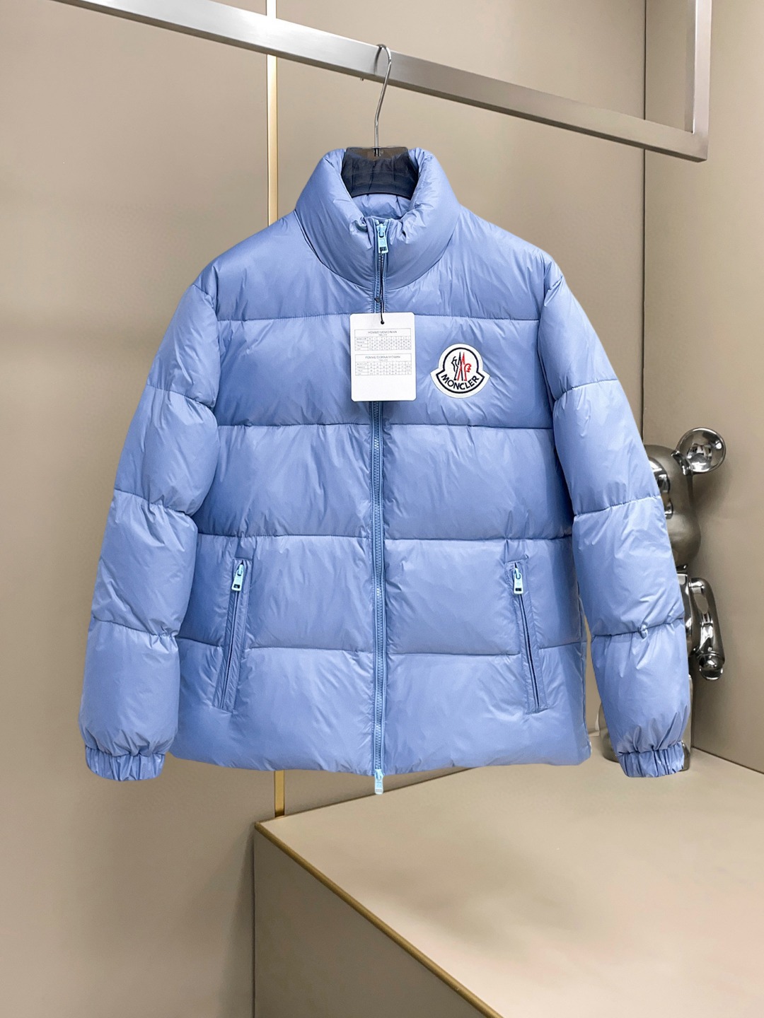 NO:607640,Mengkou GW exclusively supplies new autumn and winter classic down jackets, hooded turtleneck down jackets. Trading company channels are rare, and the hood has a detachable design with snap buttons.  A must-have warm item for cooling weather, it can be worn for daily life or outdoor sports. The fabric of this down jacket is smooth and shiny, wear-resistant, scratch-resistant and easy to care for. The interior is filled with high-quality white goose down. It is matched with large square quilting technology to create a fluffy and full overall effect. It has good resilience and has a strong thermal insulation effect, so that you are not afraid of the cold outdoor weather in autumn and winter! Size: M-3xL, Moncler, down  jacket,hats,alexander wang19860909蒙口 GW独家专供秋冬新款经典羽绒服,连帽高领羽绒服 贸易公司渠道稀出,帽子按扣可拆卸设计 降温天气必备的保暖单品,不论是日常还是户外运动都能穿.该羽绒服面料质感光滑亮泽,耐磨防刮易打理,内里配置优质白鹅绒埴充,在搭配大方格绗缝工艺,wt打造蓬松饱满的整体效果,回弹性好,兼顾强悍的保暖锁温效果,让你无惧秋冬季寒冷的户外天气! 尺码:M-3xL,,Moncler,down jacket,hats,alexander wang,Men's clothing