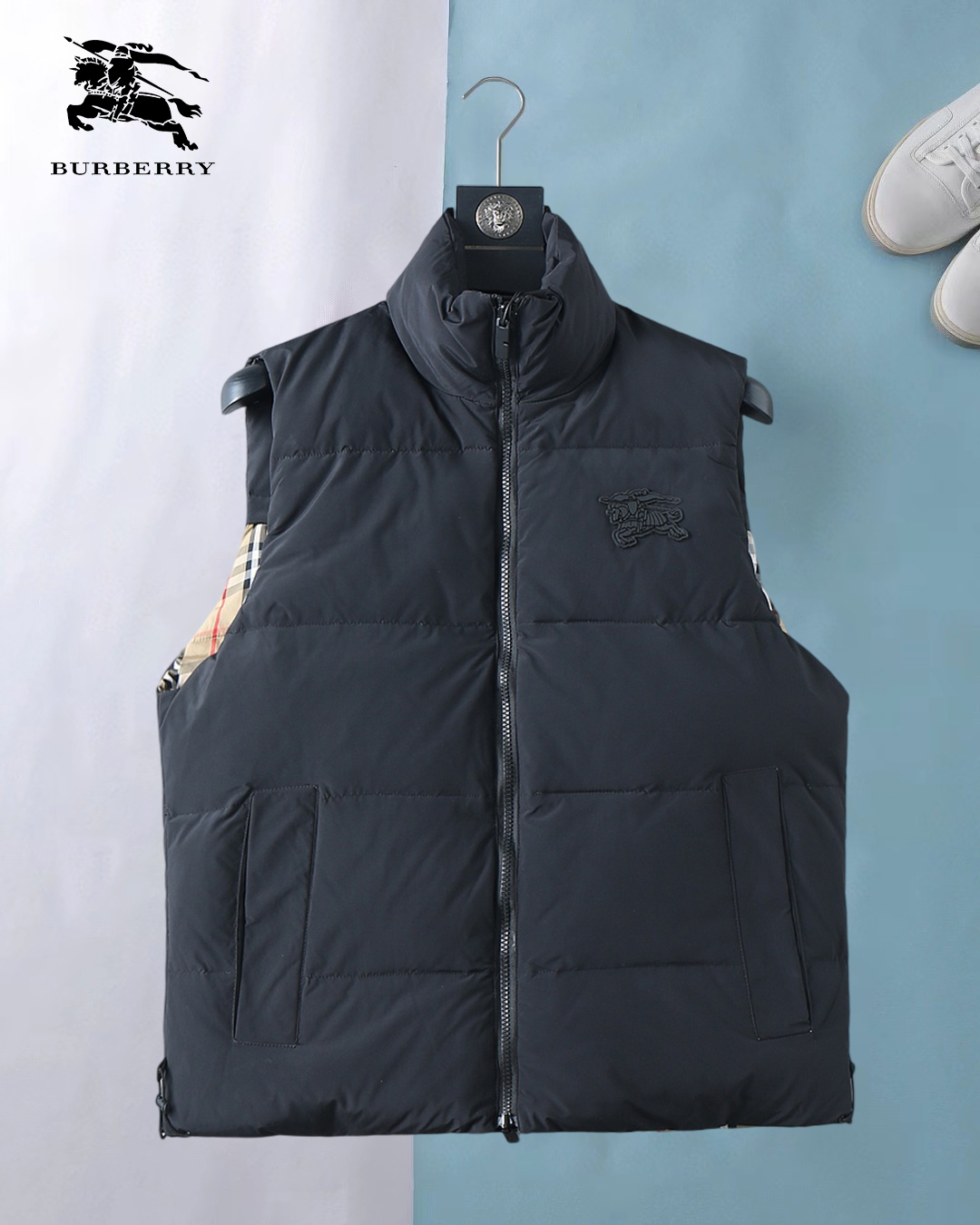 NO:644375,Burberry 2025 Autumn and Winter New Style (Down Vest) Original 1:1 Customized Hardware Accessories All Imported Original Customization Welcome to compare at the counter Absolutely high quality Use top-grade 90 white duck down Super soft Filled with fluffy and full feathers Super heavy fabrics with perfect workmanship Note that the fabric is super comfortable Exclusive model Non-market goods Same size for men and women M~3XL,,burberry,down jacket,alexander wang19860909巴宝莉 2025秋冬新款（羽绒马甲）原版1:1订制五金配件全进口原版定制 欢迎专柜对比 绝对的高品质 采用顶级90白鸭绒 超柔软 充羽量蓬松饱满 超级重面料做工杠杠的版型完美 注意面料超舒服 独家款 非市场货 男女同款尺码M~3XL,,burberry,down jacket,alexander wang,Men's clothing