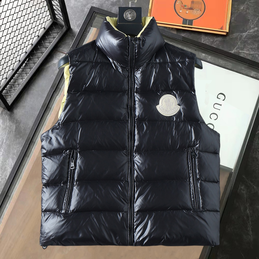 NO:610121,Meng Mou 2025 Autumn and Winter New Style (Down Vest) Original 1:1 Customized Hardware Accessories All Imported Original Customization Welcome to compare at the counter Absolutely high quality Use top 90 white duck down Super soft Filled with fluffy and full feathers Super heavy fabrics with perfect workmanship Pay attention to the fabrics are super comfortable Exclusive model Non-market goods Same size for men and women M~3XL,,Moncler,down jacket,alexander wang19860909蒙口 2025秋冬新款（羽绒马甲）原版1:1订制五金配件全进口原版定制 欢迎专柜对比 绝对的高品质 采用顶级90白鸭绒 超柔软 充羽量蓬松饱满 超级重面料做工杠杠的版型完美 注意面料超舒服 独家款 非市场货 男女同款尺码M~3XL,,Moncler,down jacket,alexander wang,Men's clothing