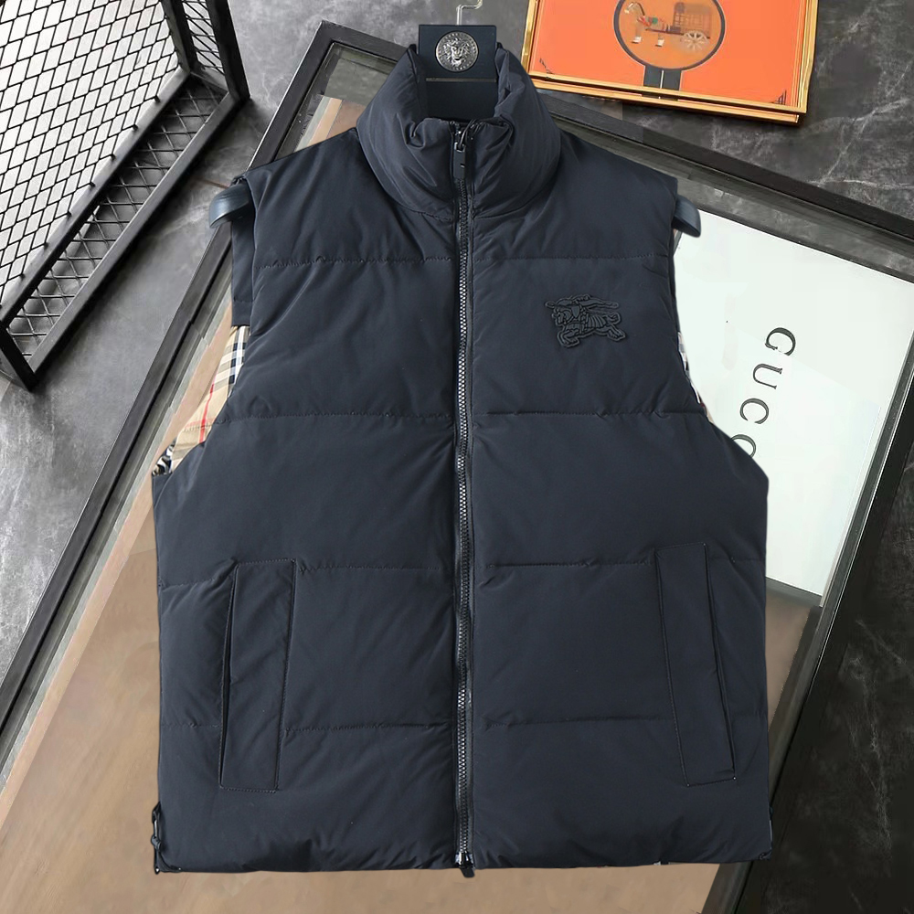 NO:610126,Burberry 2025 Autumn and Winter New Style (Down Vest) Original 1:1 Customized Hardware Accessories All Imported Original Customization Welcome to compare at the counter Absolutely high quality Use top-grade 90 white duck down Super soft Filled with fluffy and full feathers Super heavy fabrics with perfect workmanship Note that the fabric is super comfortable Exclusive model Non-market goods Same size for men and women M~3XL,,burberry,down jacket,alexander wang19860909巴宝莉 2025秋冬新款（羽绒马甲）原版1:1订制五金配件全进口原版定制 欢迎专柜对比 绝对的高品质 采用顶级90白鸭绒 超柔软 充羽量蓬松饱满 超级重面料做工杠杠的版型完美 注意面料超舒服 独家款 非市场货 男女同款尺码M~3XL,,burberry,down jacket,alexander wang,Men's clothing