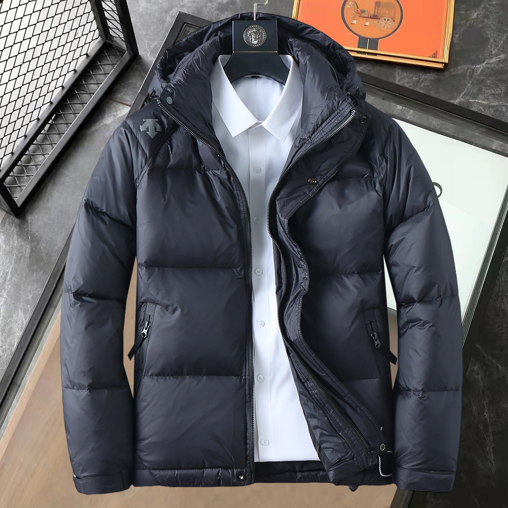 NO:610131,Descente GW exclusively supplies new autumn and winter classic down jackets, hooded turtleneck down jackets. Trading company channels are rare, and the hood has a detachable design with snap buttons.  A must-have warm item for cooling weather, it can be worn for daily life or outdoor sports. The fabric of this down jacket is smooth and shiny, wear-resistant, scratch-resistant and easy to care for. It is equipped with high-quality white goose down filling inside. It is paired with large square quilting technology to create a fluffy and full overall effect. It has good resilience and has a strong thermal insulation effect, so that you are not afraid of the cold outdoor weather in autumn and winter! Size: M-3xL,,down  jacket,hats,alexander wang19860909迪桑特 GW独家专供秋冬新款经典羽绒服,连帽高领羽绒服 贸易公司渠道稀出,帽子按扣可拆卸设计 降温天气必备的保暖单品,不论是日常还是户外运动都能穿.该羽绒服面料质感光滑亮泽,耐磨防刮易打理,内里配置优质白鹅绒埴充,在搭配大方格绗缝工艺,wt打造蓬松饱满的整体效果,回弹性好,兼顾强悍的保暖锁温效果,让你无惧秋冬季寒冷的户外天气! 尺码:M-3xL,,down jacket,hats,alexander wang,Men's clothing